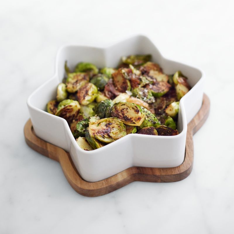 Snowflake Oven-to-Table Casserole Dish with Wood Trivet