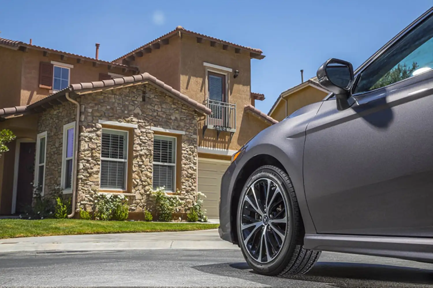 Yokohama Avid Ascend LX All Season 225/65R17 102H Passenger Tire