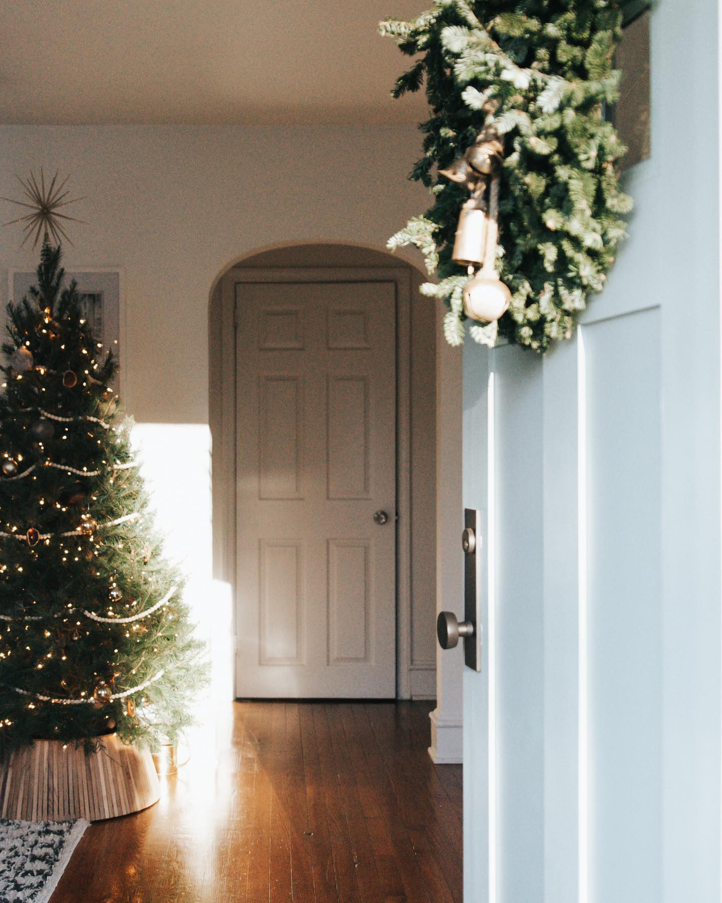 Skei Wood Natural Christmas Tree Collar 24