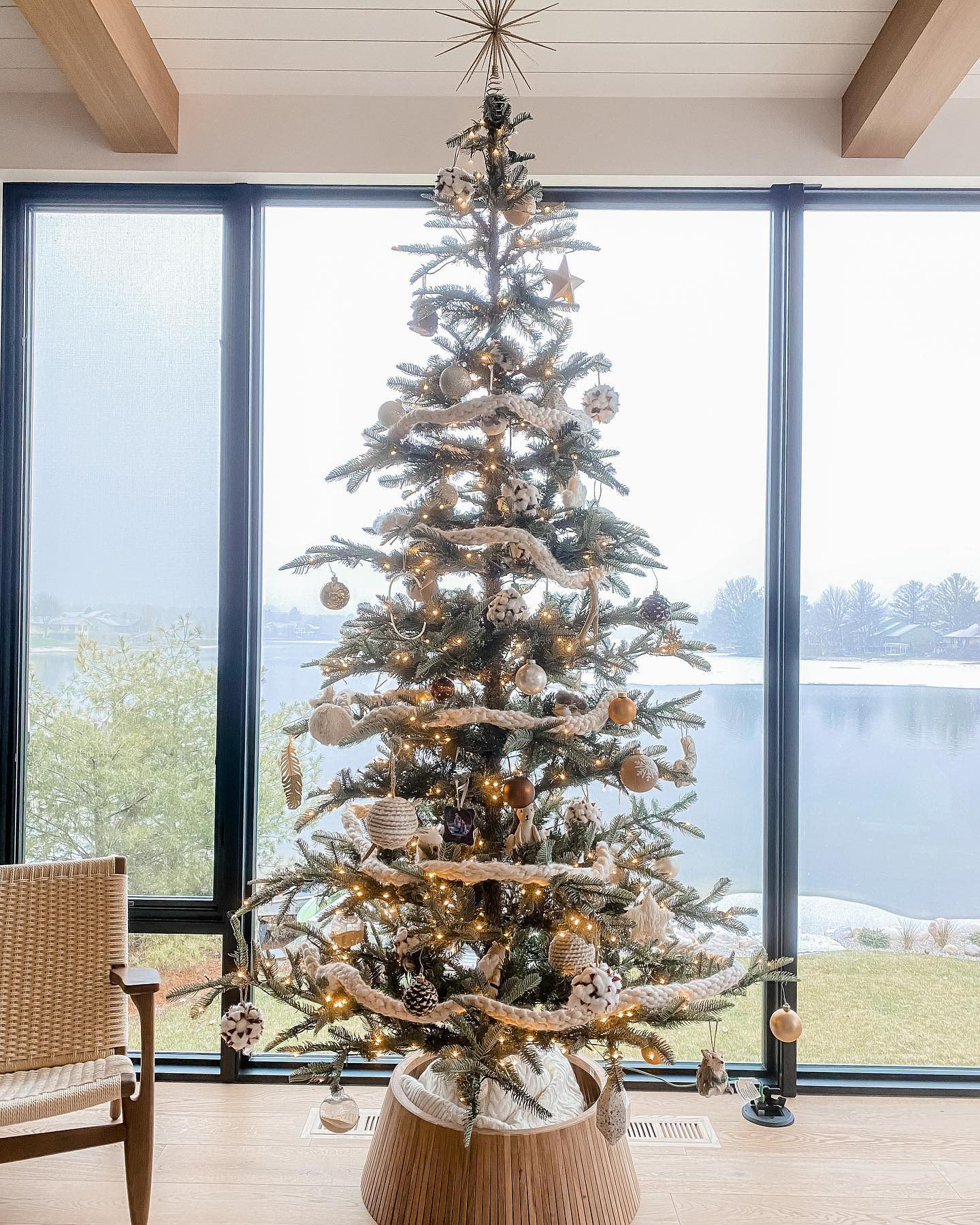 Skei Wood Natural Christmas Tree Collar 24