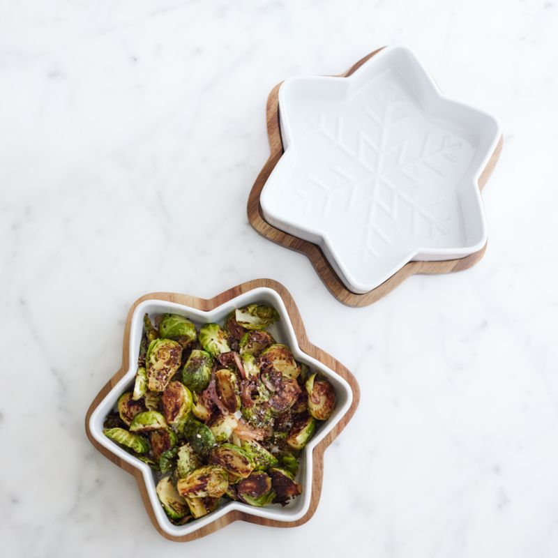 Snowflake Oven-to-Table Casserole Dish with Wood Trivet
