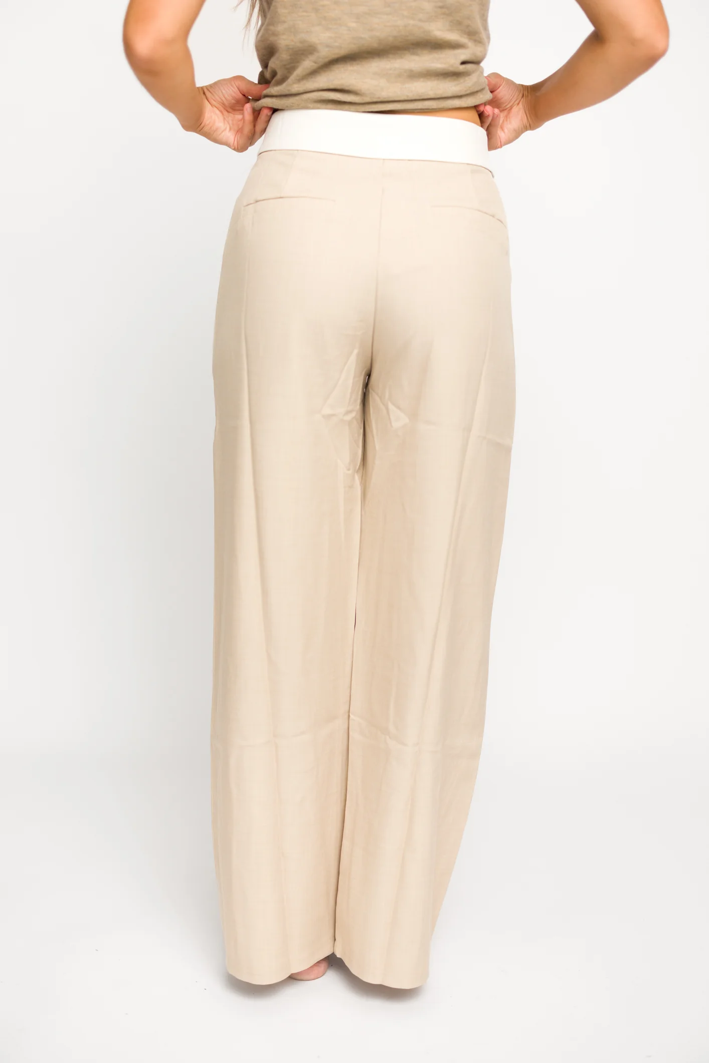 Penelope Tailored Trousers With Contrast Folded Waist in Taupe/Beige - Iieemm