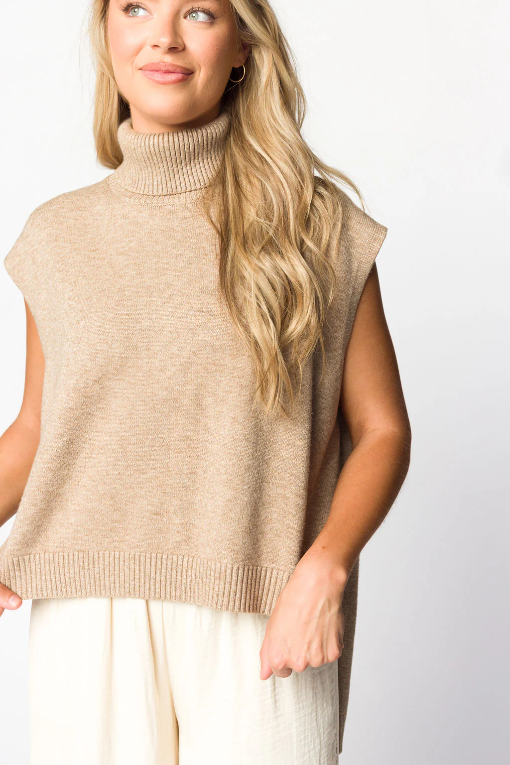 Kat High-Low Turtleneck Sweater in Dark Beige - Iieemm
