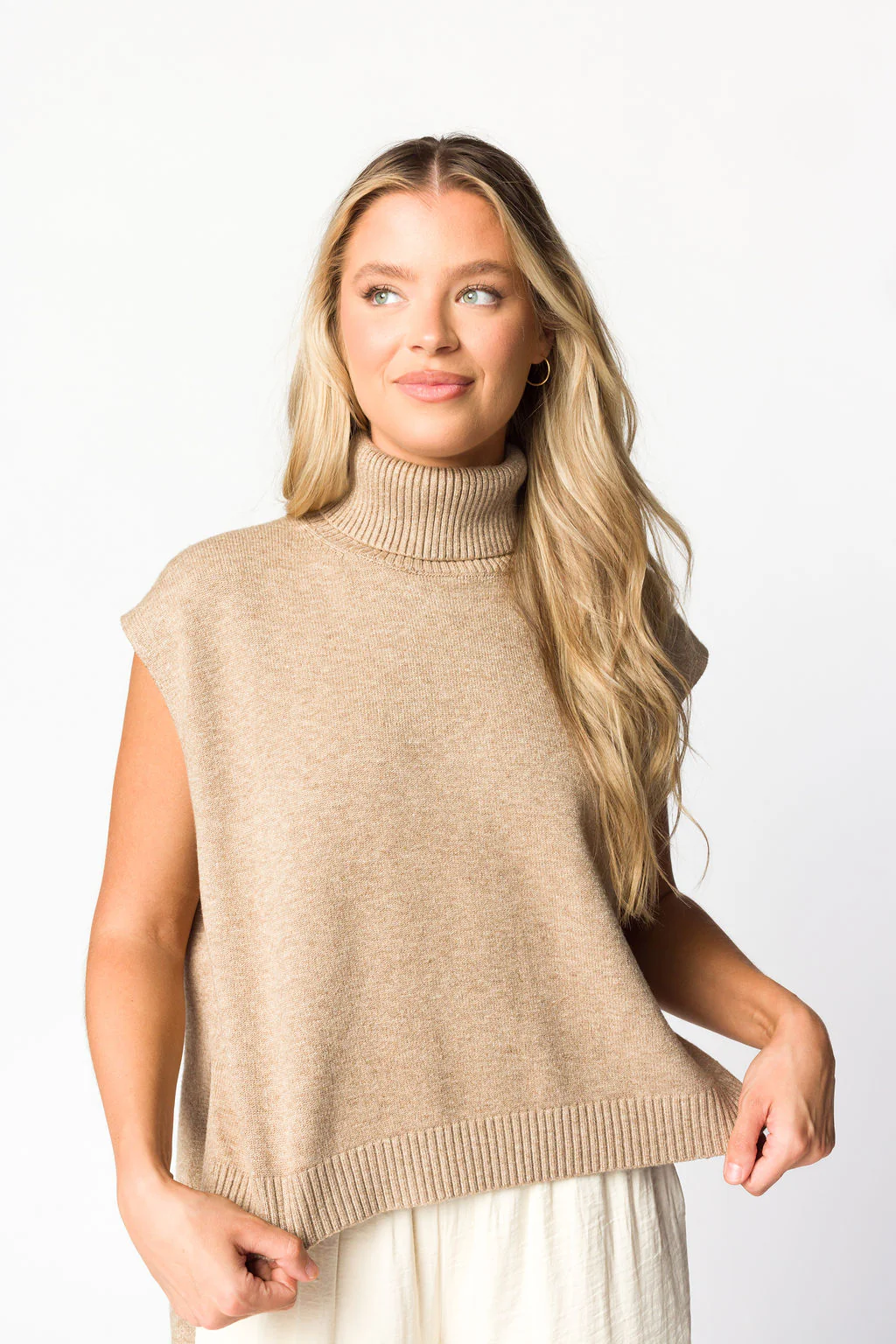 Kat High-Low Turtleneck Sweater in Dark Beige - Iieemm