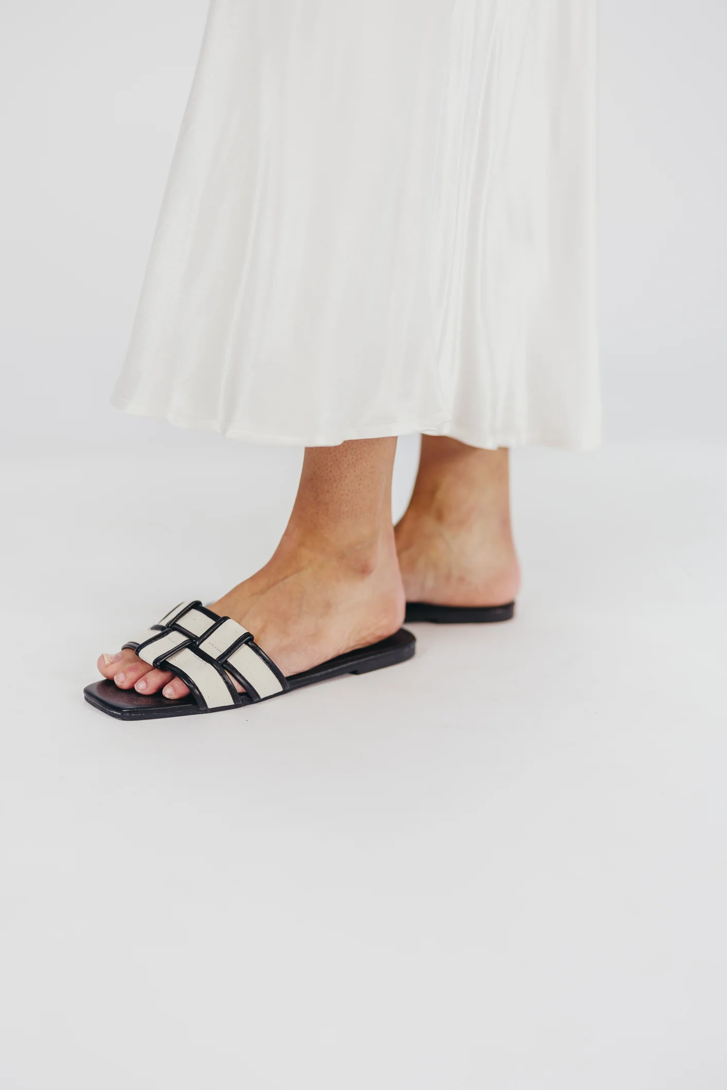 Essie Woven Canvas Slides in Black - Iieemm