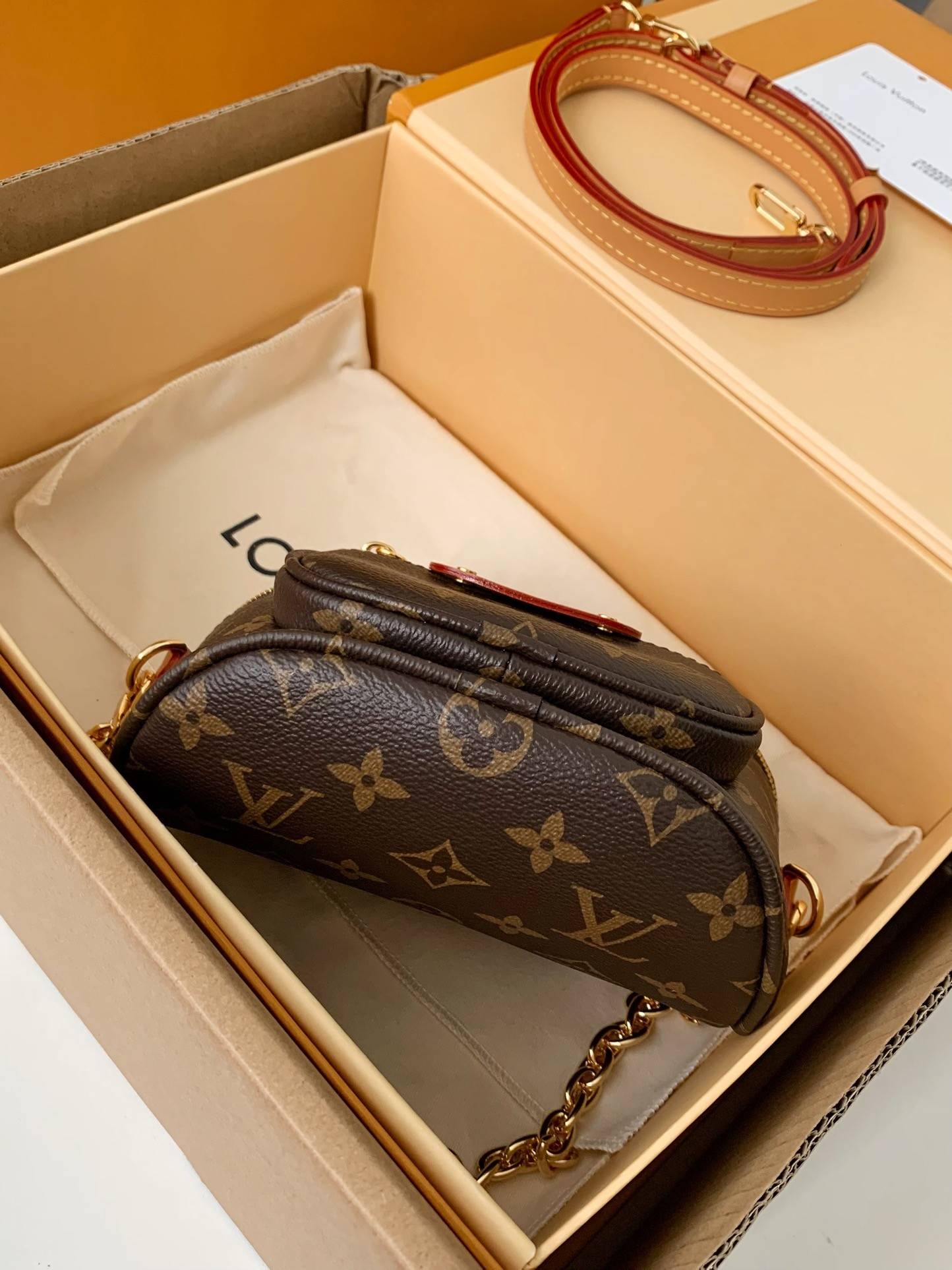 L*V's new MINI BUMBAG vintage handbag for the season M82335 is of top quality