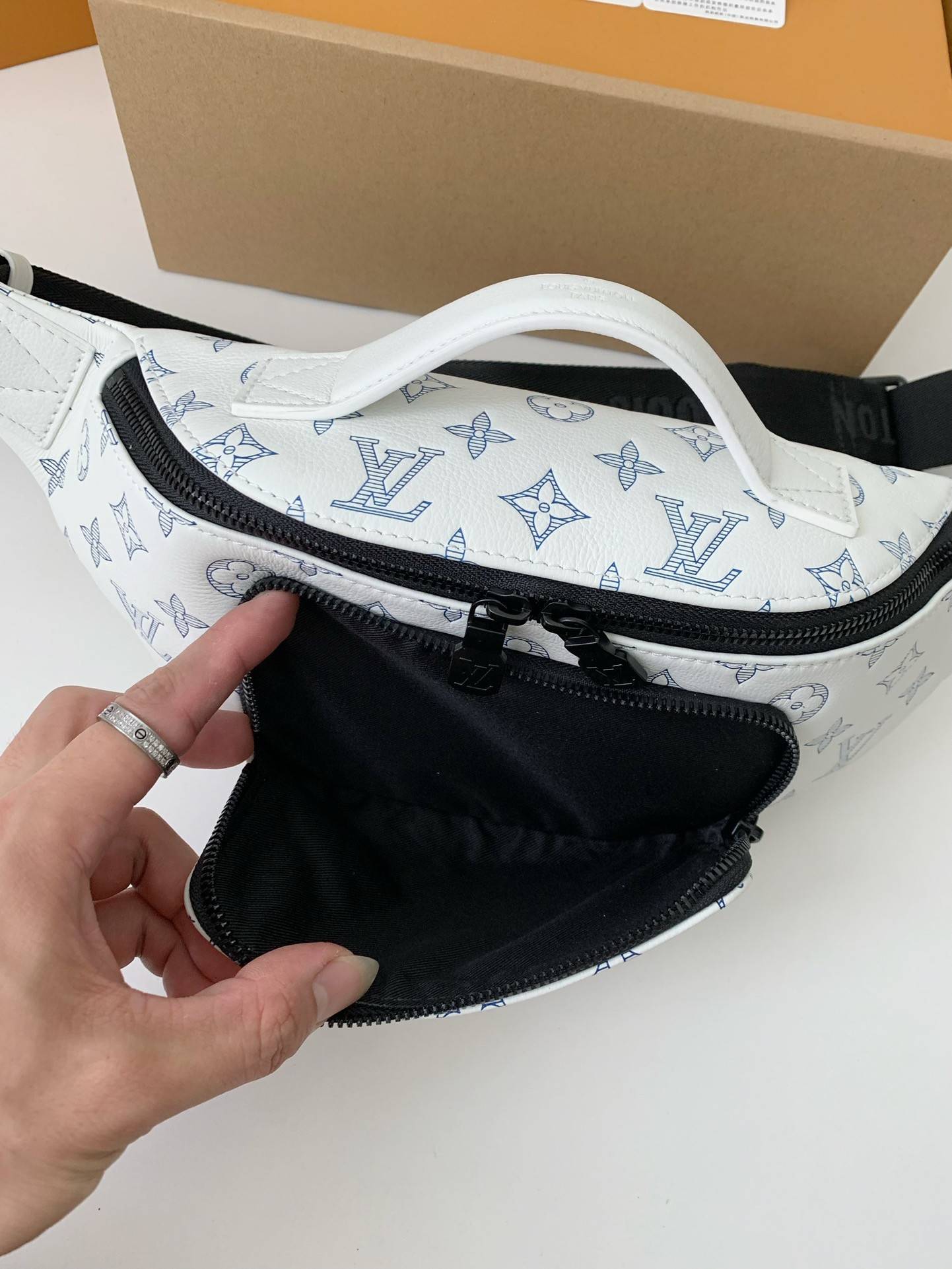 New L*V RUSH waist bag M25227 Size: 30*15*8cm