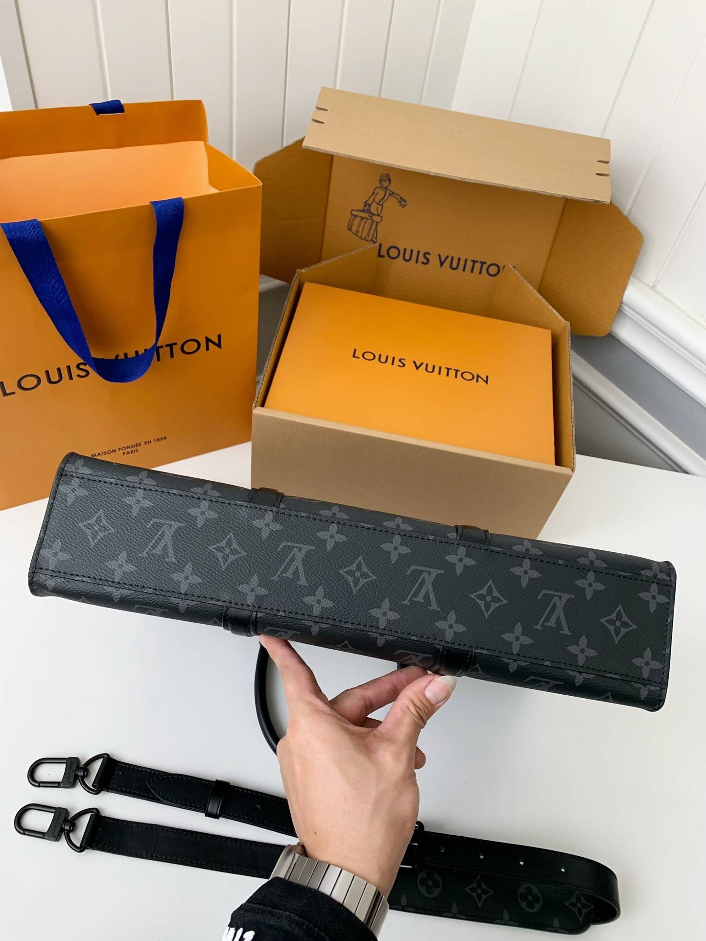 L*V's new Sac Plat Horizontal Zippé men's black flower briefcase M45165 Size: 31*39*8.5cm