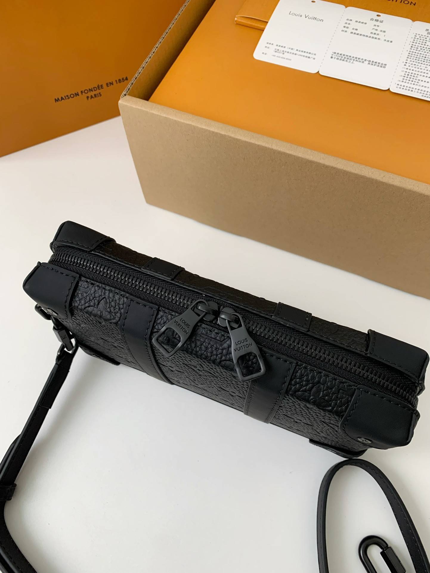 L*V's new Sac Plat Horizontal Zippé men's black flower briefcase M80224 Size: 22.5*14*5cm