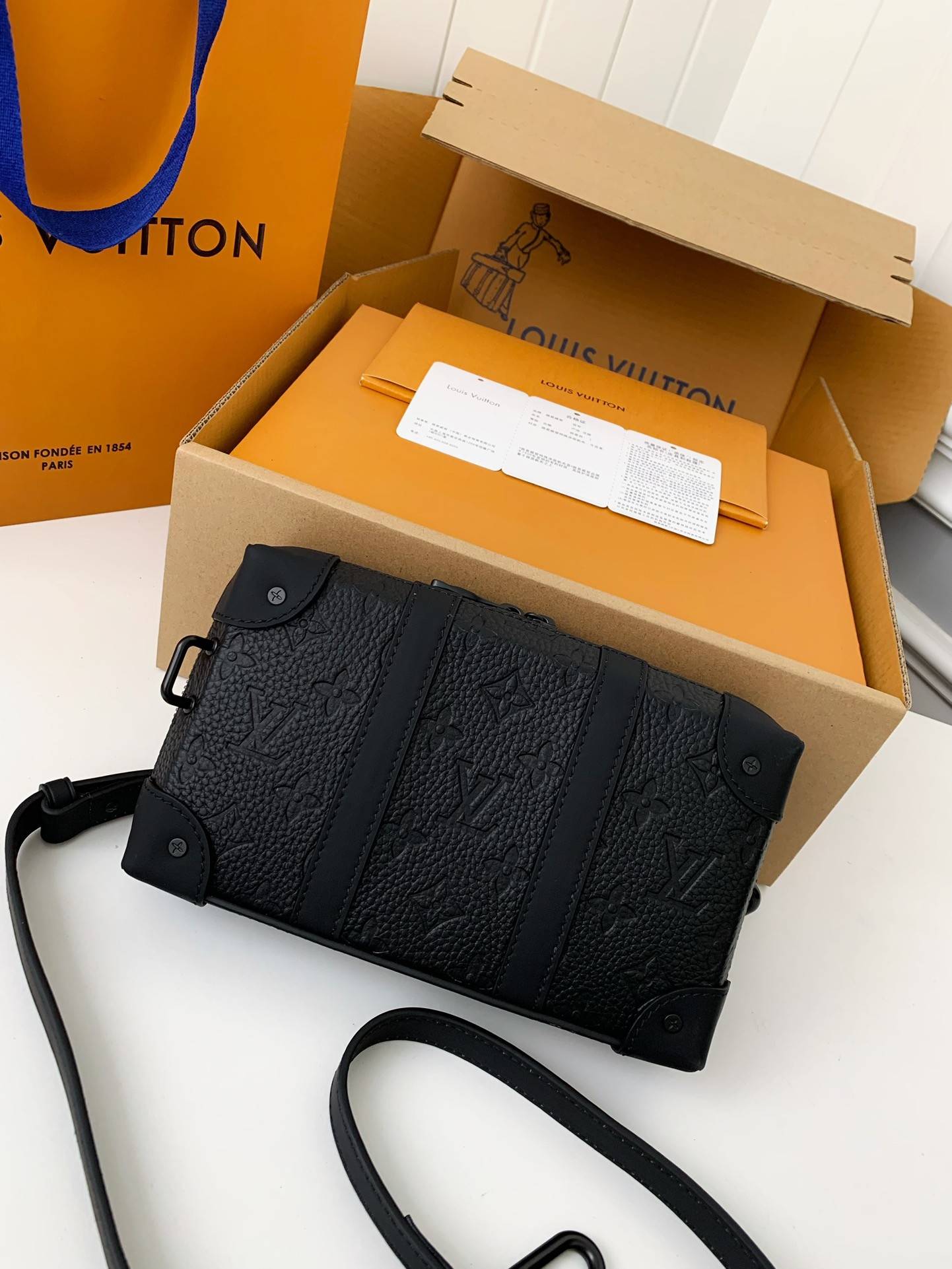 L*V's new Sac Plat Horizontal Zippé men's black flower briefcase M80224 Size: 22.5*14*5cm
