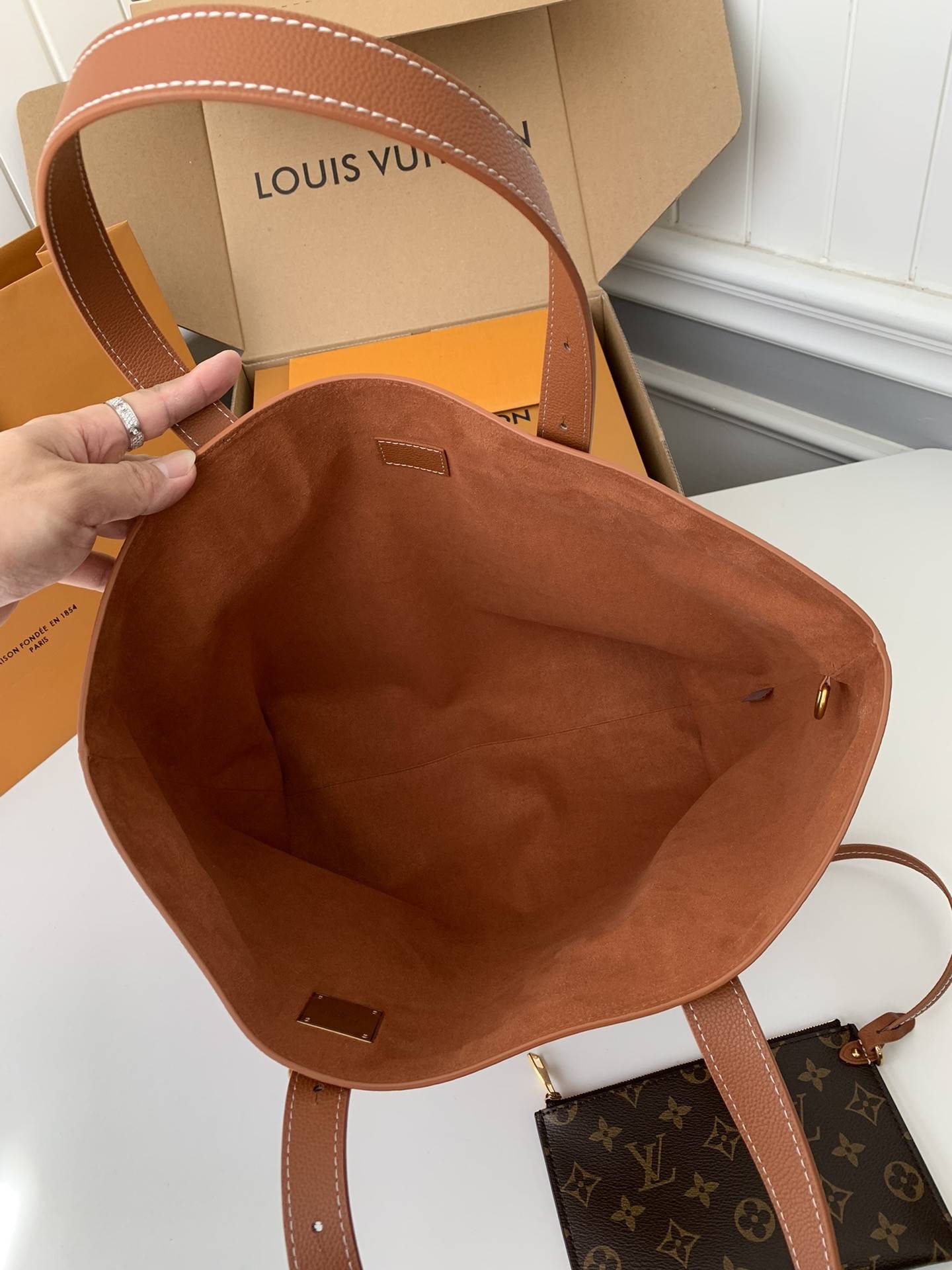L*V Low Key Cabas Mid -number Handbag M25343 Size: 30*14*47cm