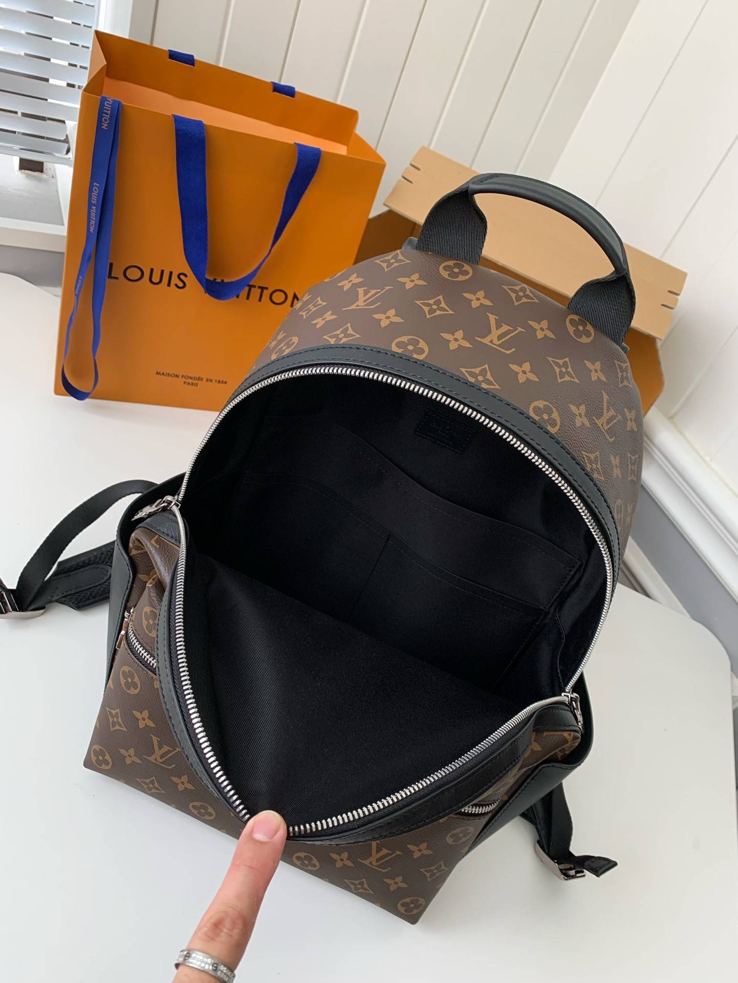 L*V 24s New DISCOverY Small Backpack M46684, Top Quality ?Size: 29 * 38 * 20cm