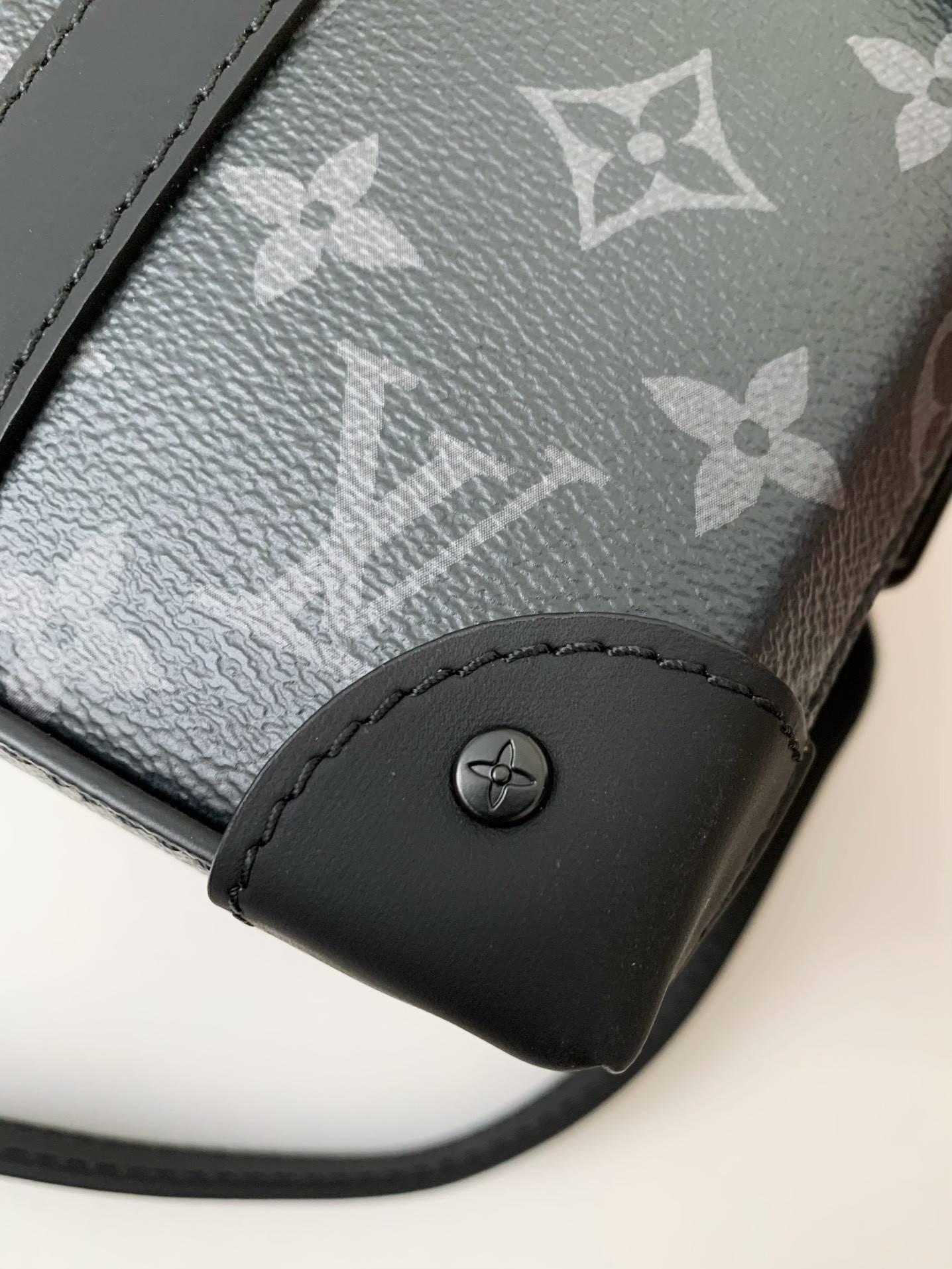 L*V's new Sac Plat Horizontal Zippé men's black flower briefcase M45165 Size: 22.5*14*5cm