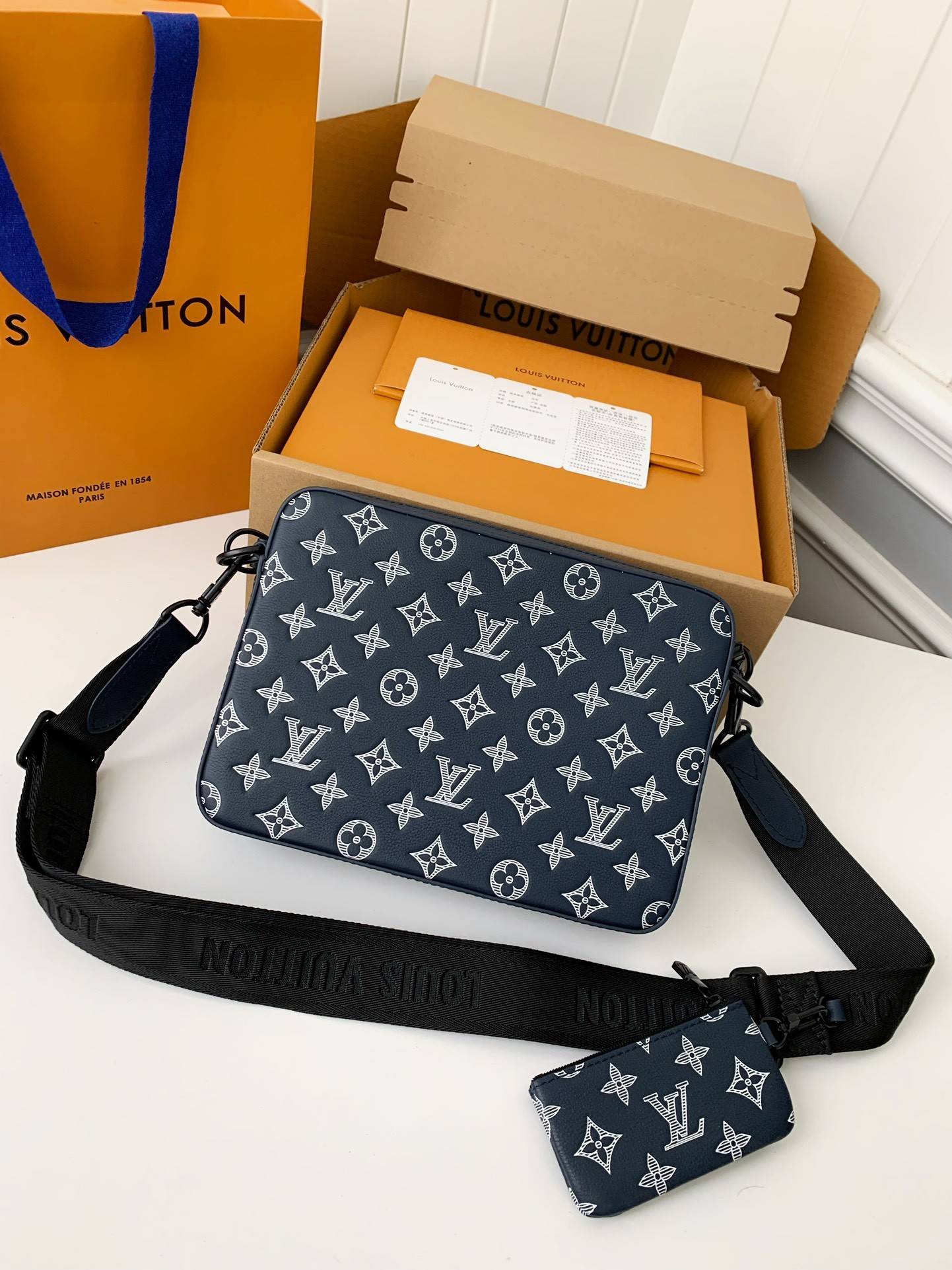 L*V The new TRIO Postman Pack M24753 Size: 25*18.5*7cm