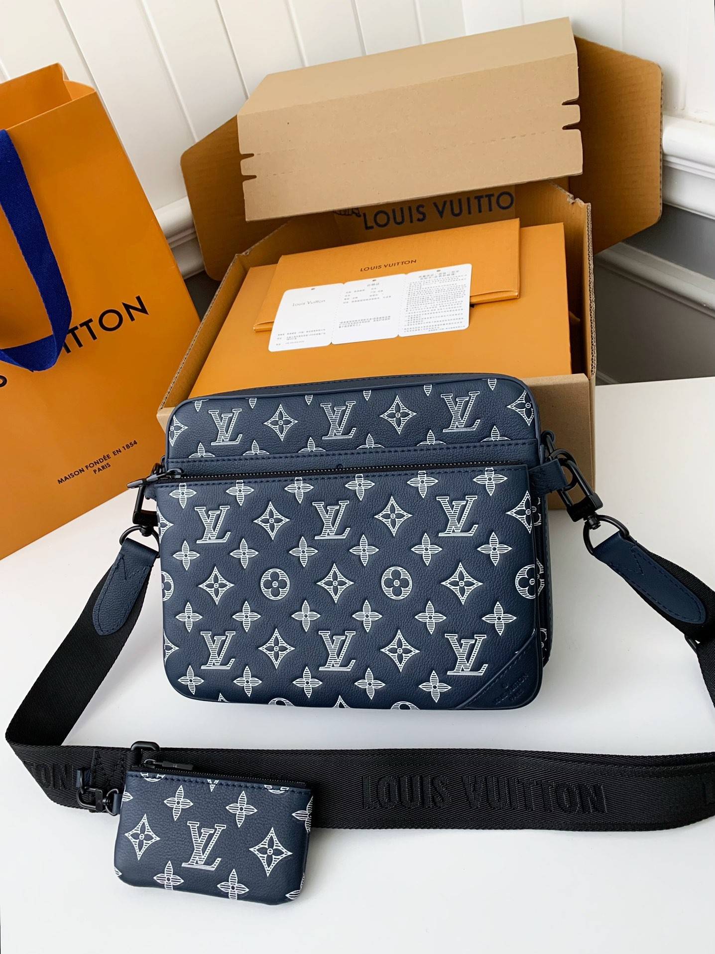 L*V The new TRIO Postman Pack M24753 Size: 25*18.5*7cm