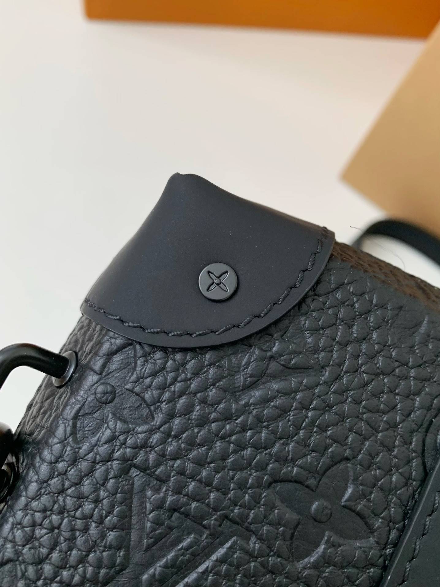 L*V's new Sac Plat Horizontal Zippé men's black flower briefcase M80224 Size: 22.5*14*5cm