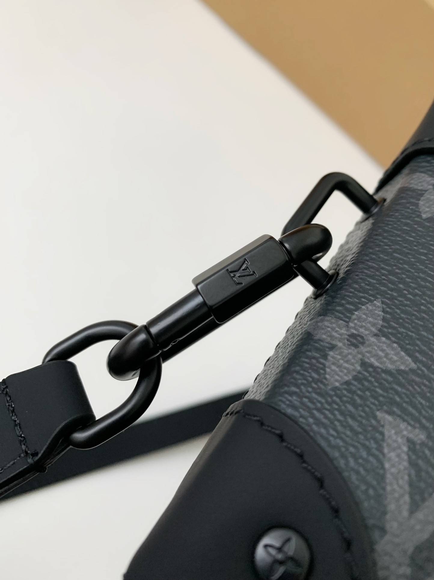 L*V's new Sac Plat Horizontal Zippé men's black flower briefcase M45165 Size: 22.5*14*5cm