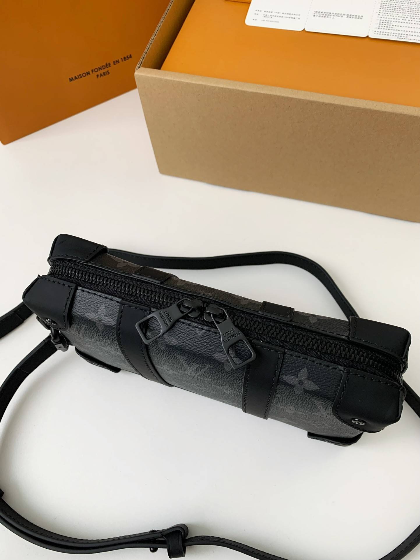 L*V's new Sac Plat Horizontal Zippé men's black flower briefcase M45165 Size: 22.5*14*5cm