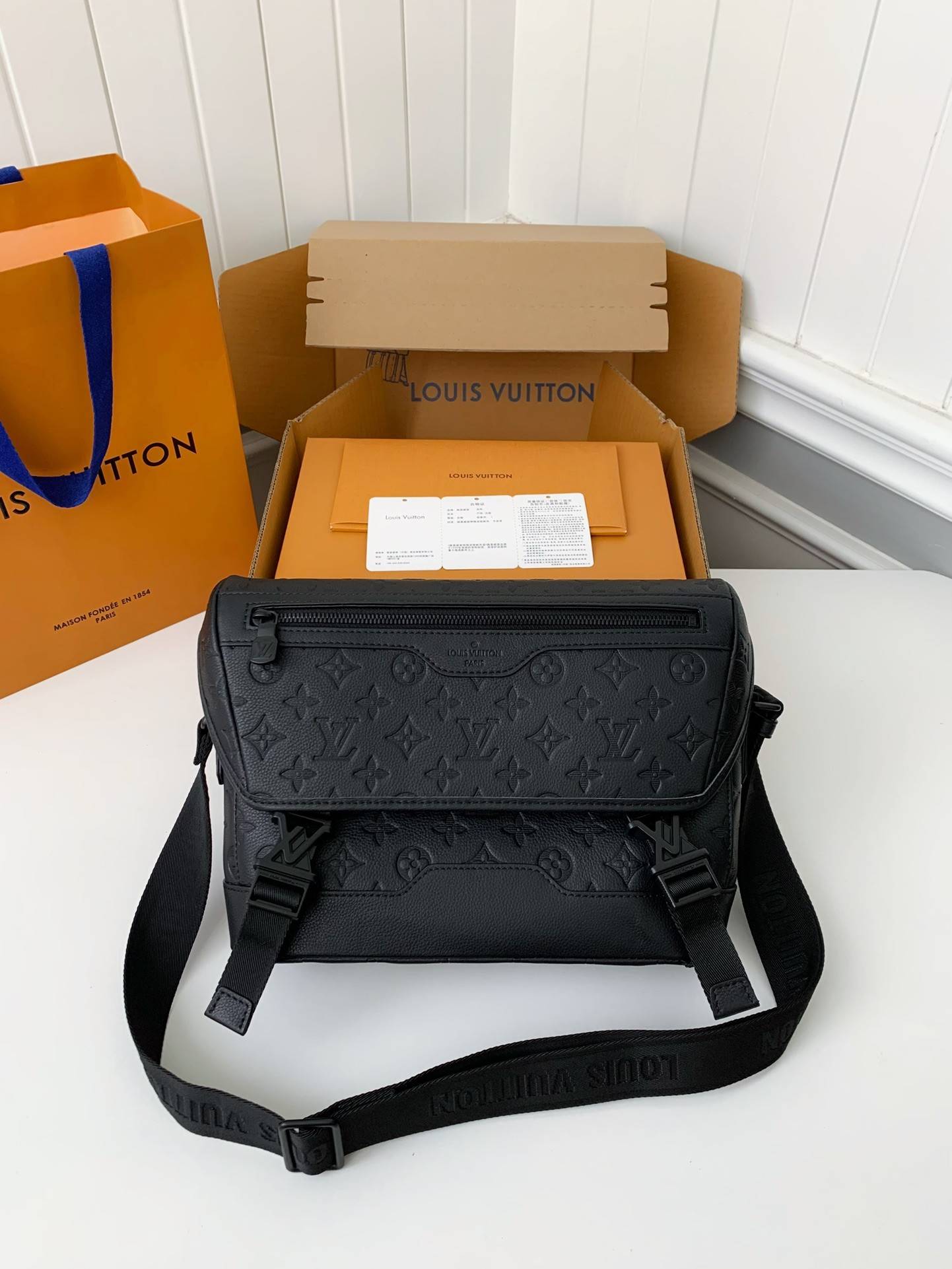 New L*V VOYAGER small men's messenger bag M25121 Size: 33*22.5*11cm