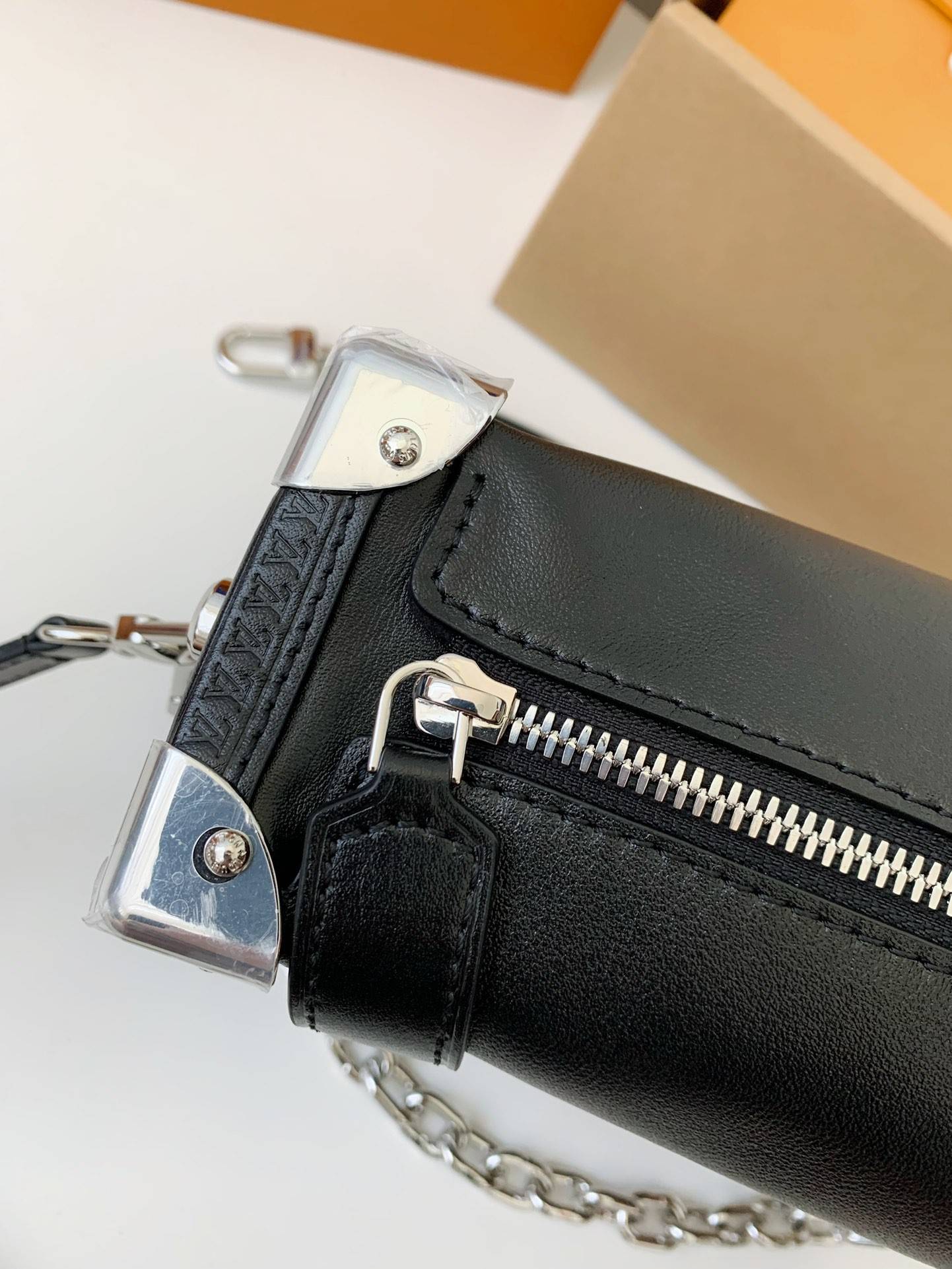 L*V New SIDE TRUNK full leather medium size handbag M11350 Size:21*14*6cm