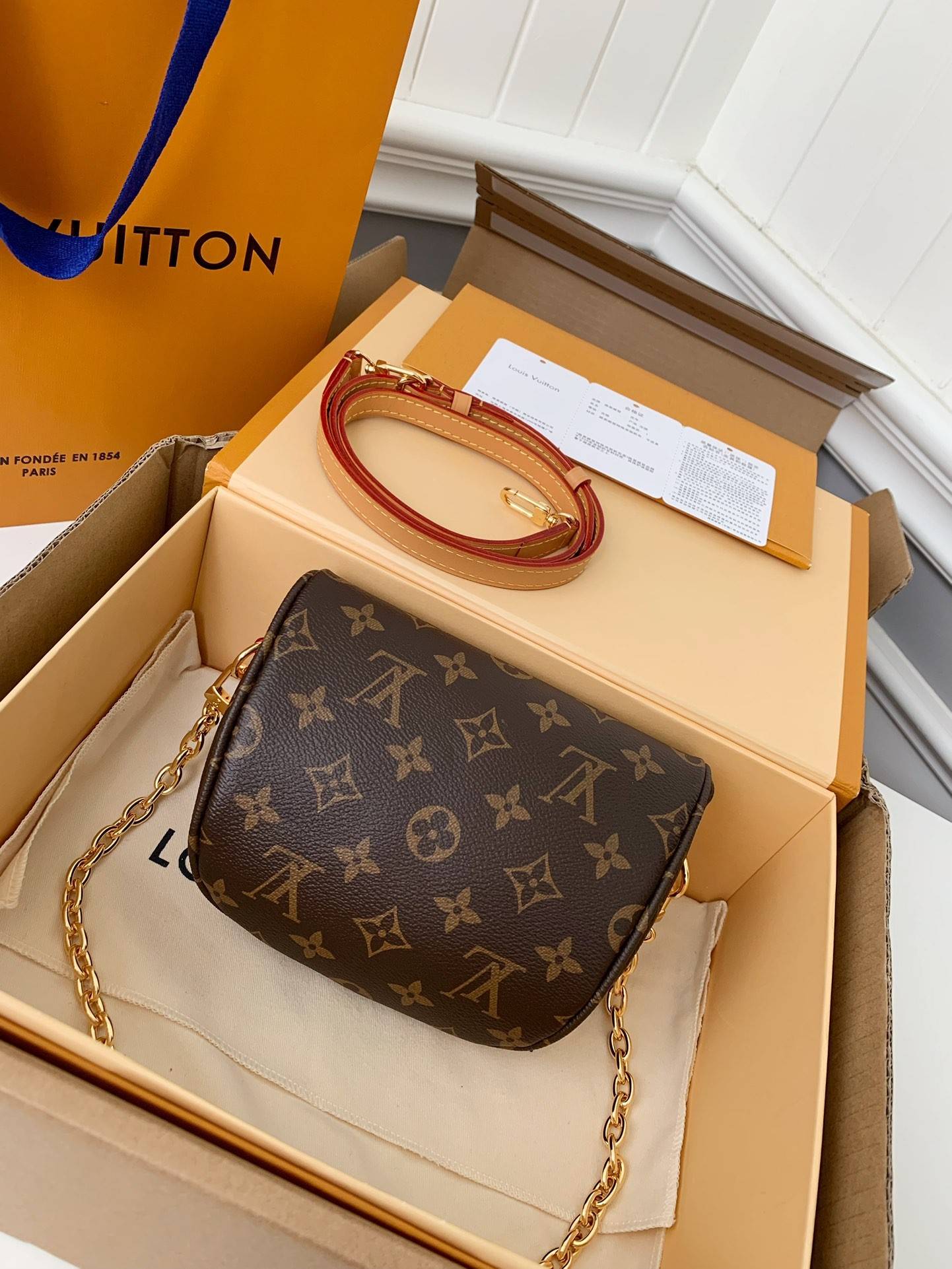 L*V's new MINI BUMBAG vintage handbag for the season M82335 is of top quality