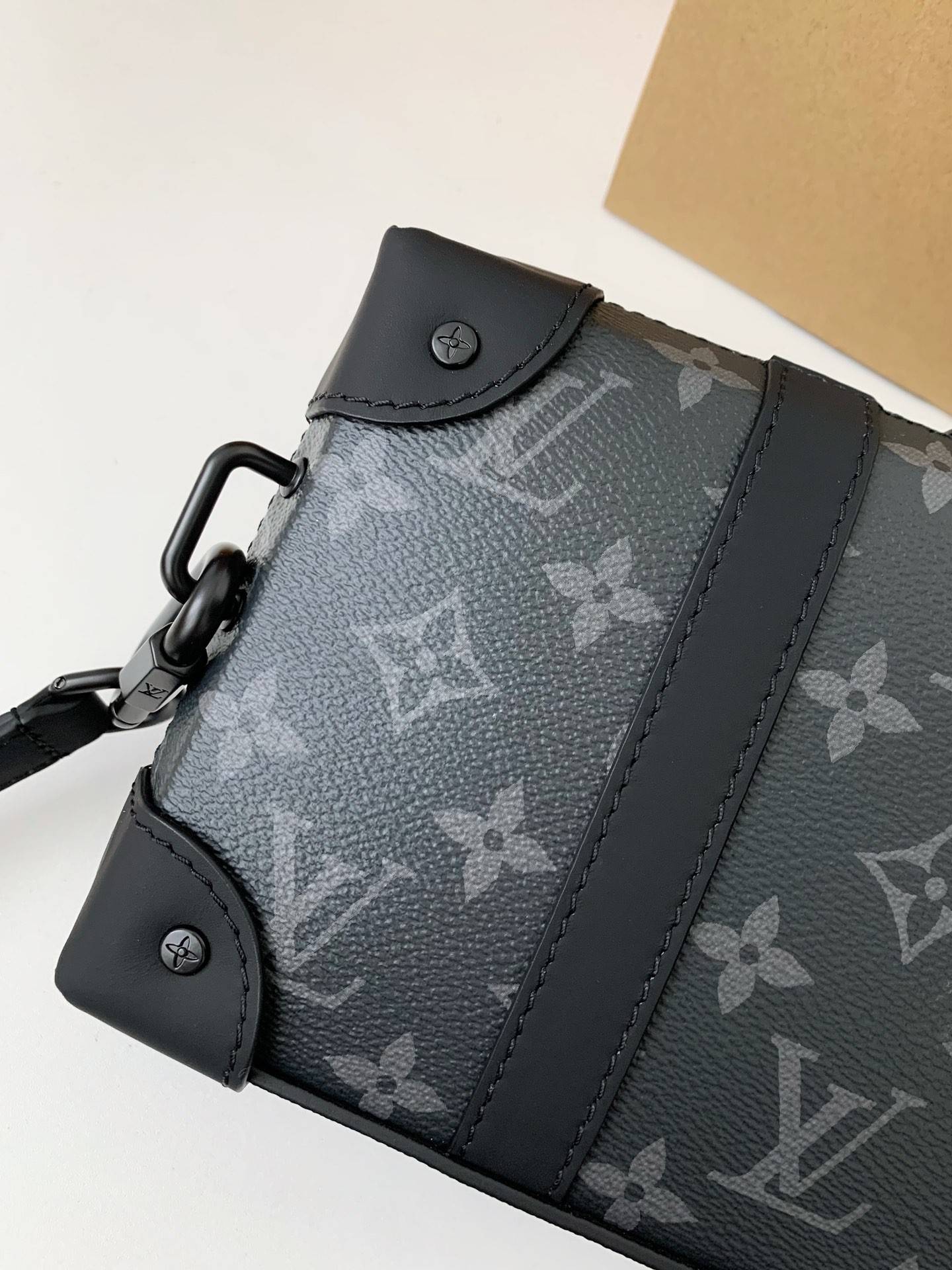 L*V's new Sac Plat Horizontal Zippé men's black flower briefcase M45165 Size: 22.5*14*5cm