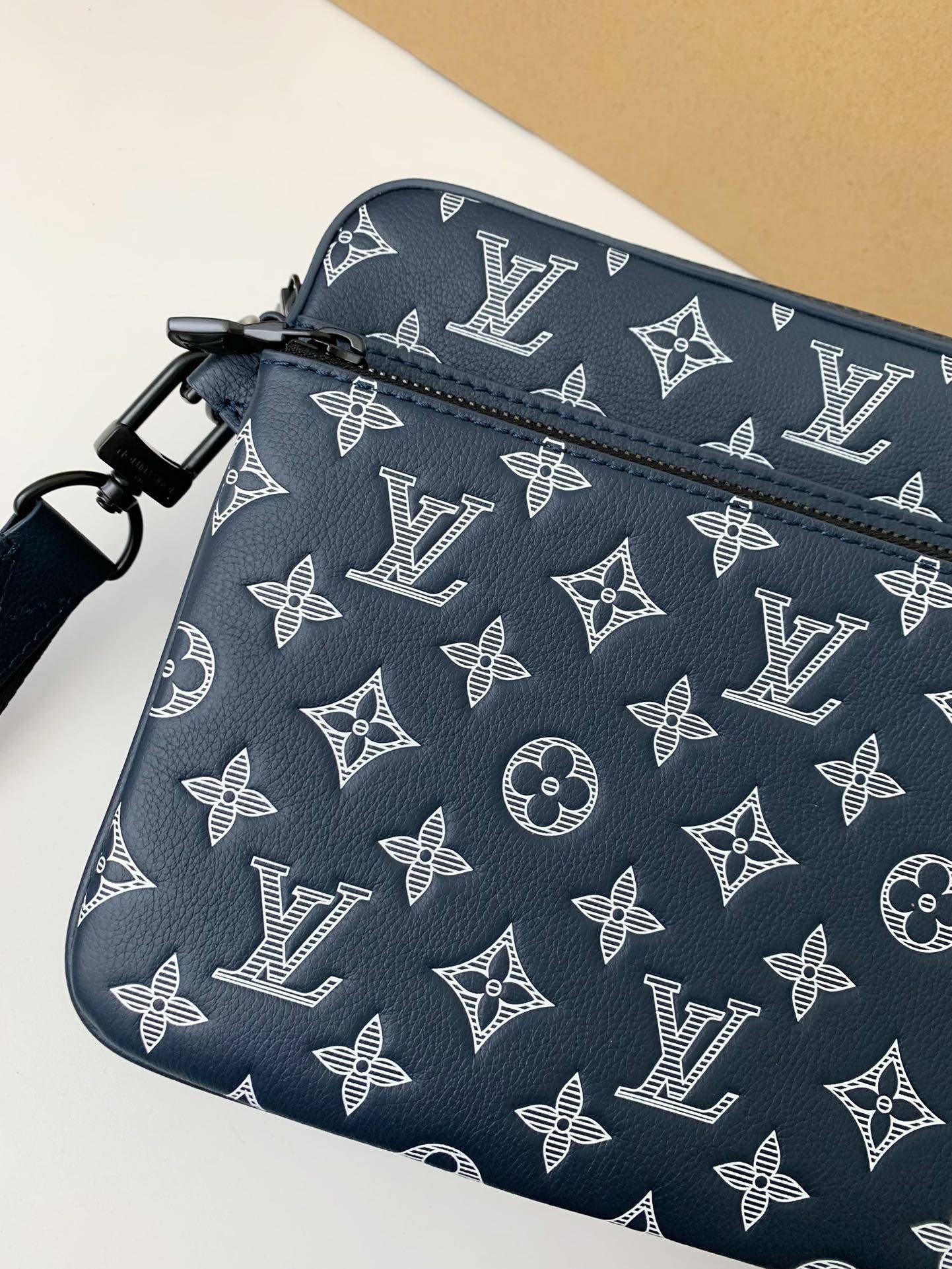 L*V The new TRIO Postman Pack M24753 Size: 25*18.5*7cm
