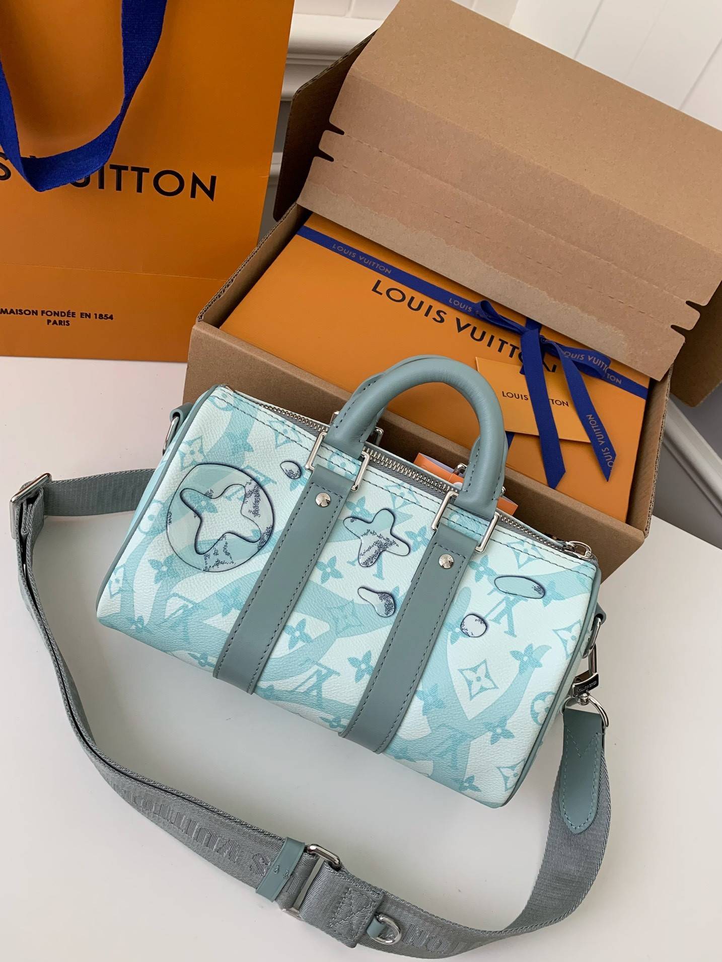L*V's seasonal new Keepall Bandoulière 25 handbag M22527,25*15*11cm