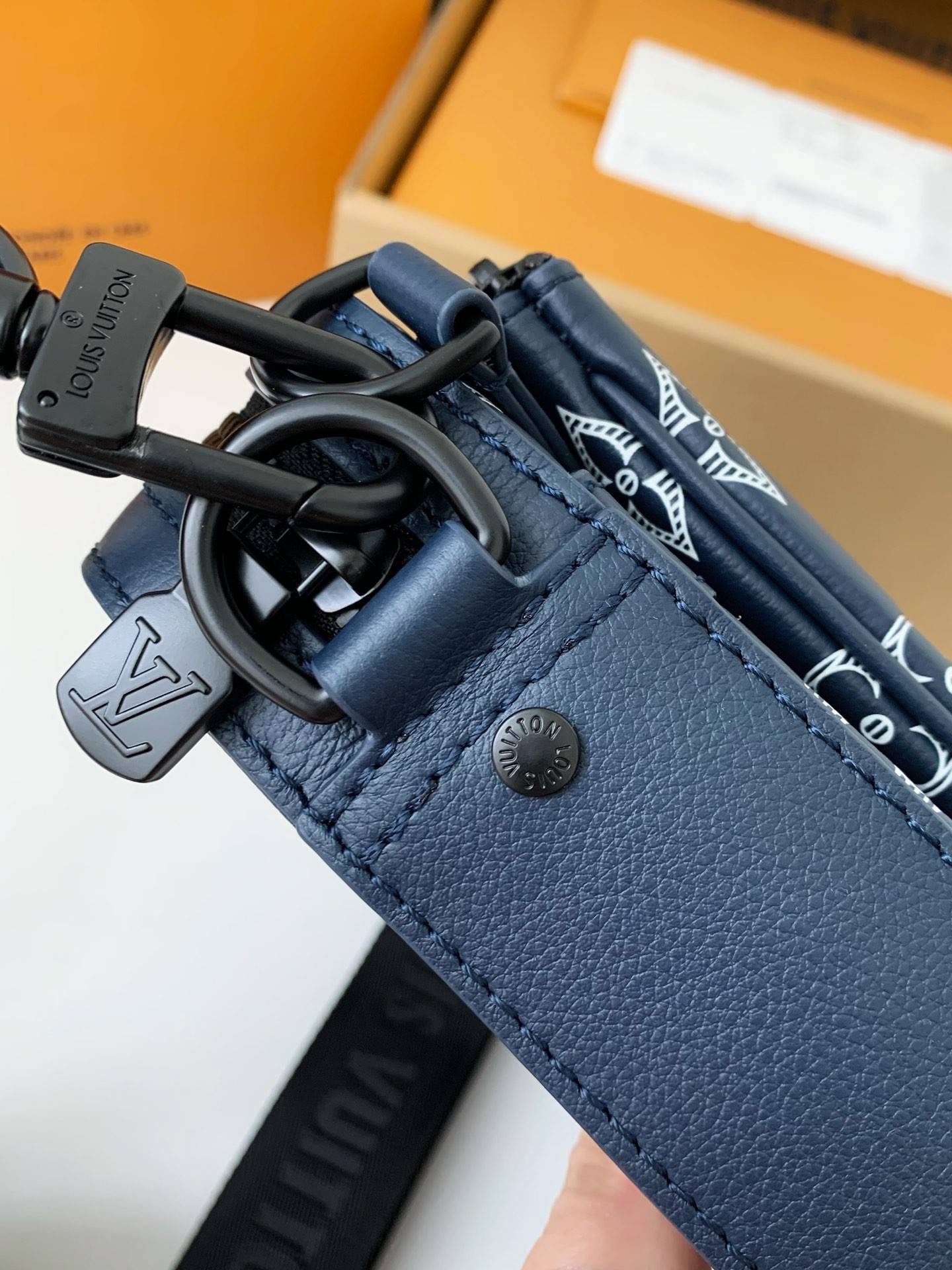 L*V The new TRIO Postman Pack M24753 Size: 25*18.5*7cm