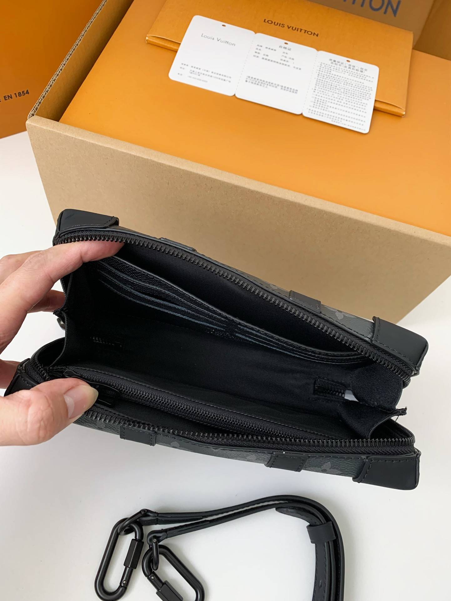 L*V's new Sac Plat Horizontal Zippé men's black flower briefcase M45165 Size: 22.5*14*5cm