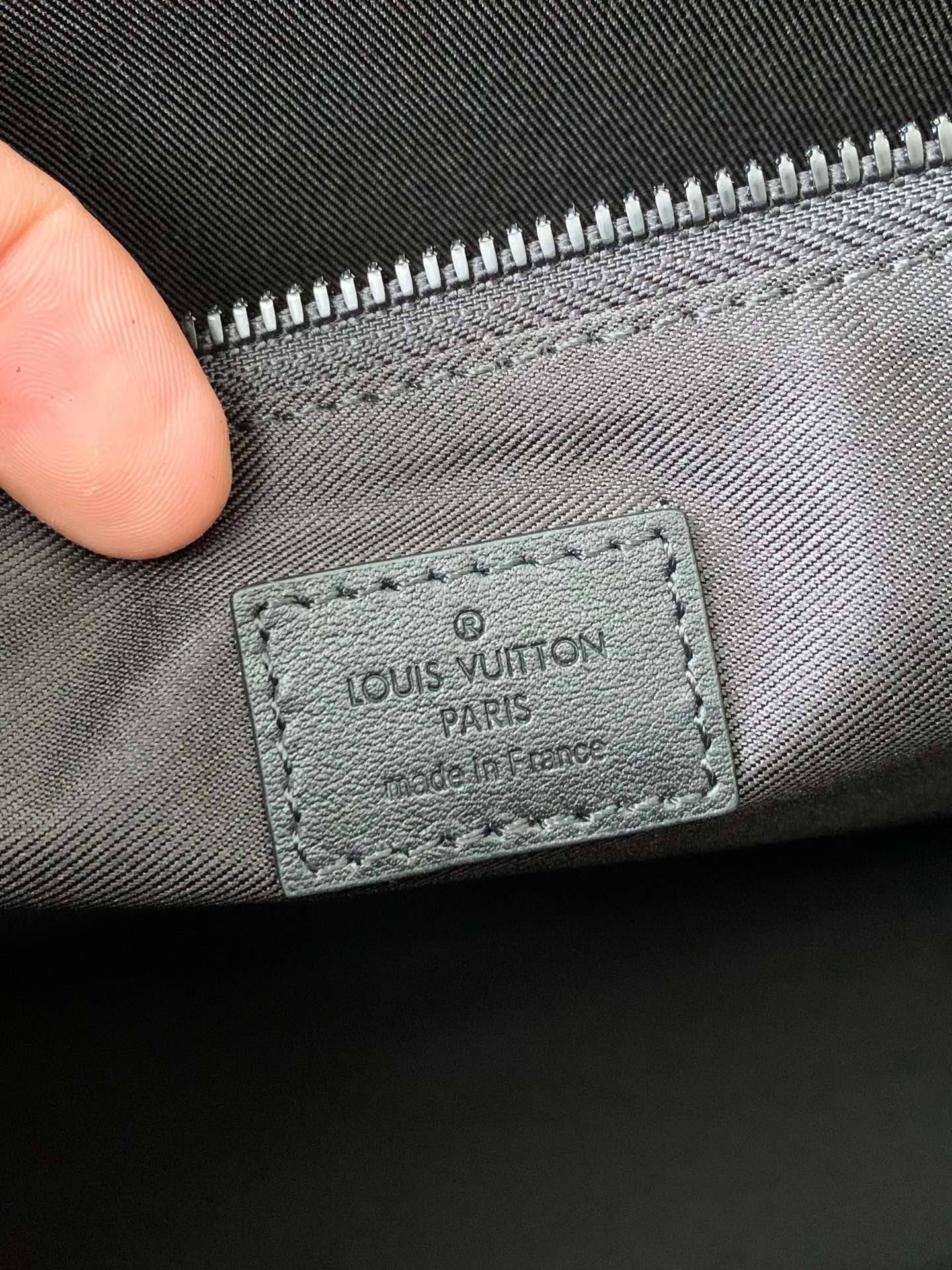 L*V's new Sac Plat Horizontal Zippé men's black flower briefcase M45165 Size: 31*39*8.5cm