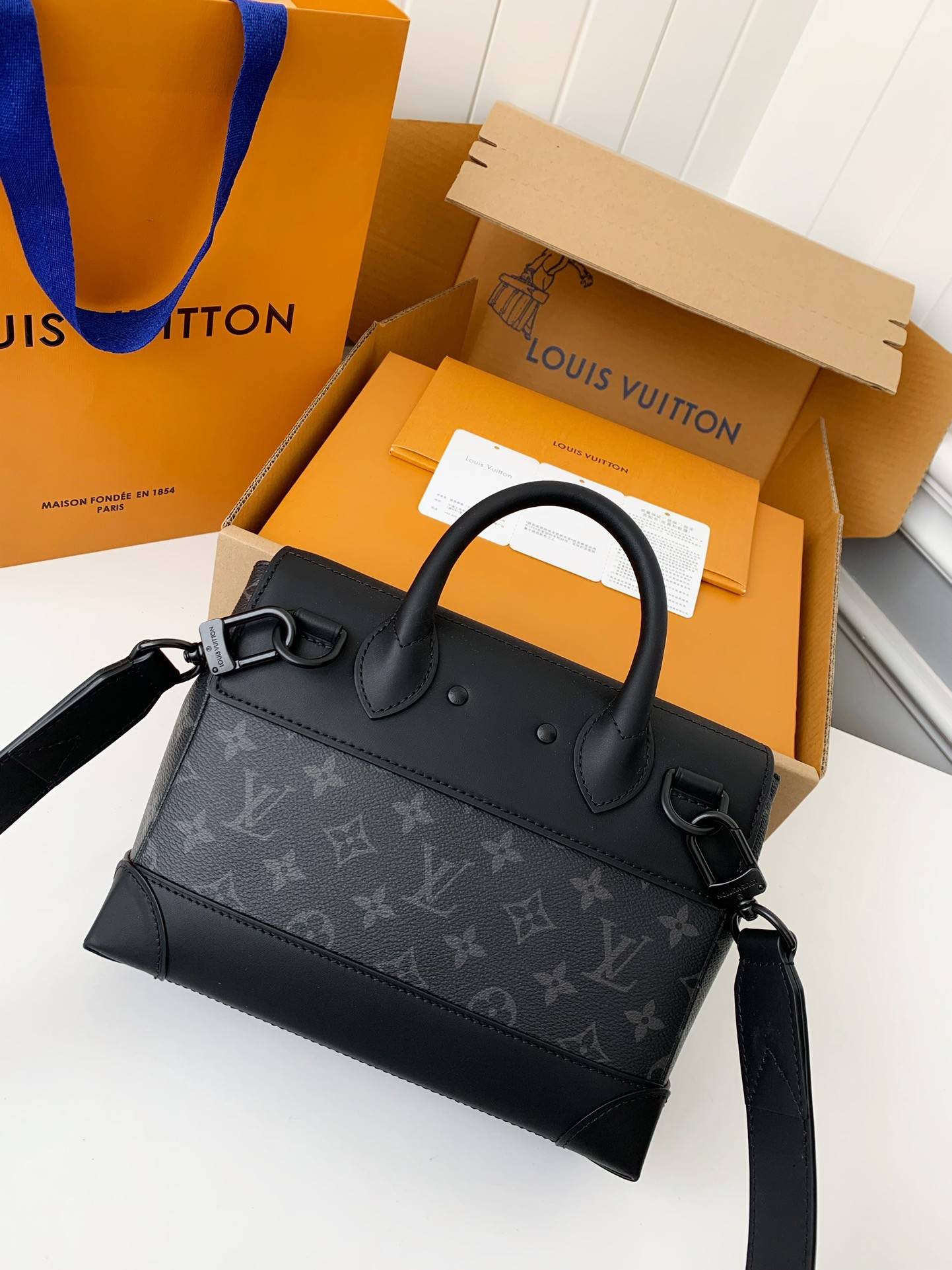 L*V's new Sac Plat Horizontal Zippé men's black flower briefcase M45165 Size: 31*39*8.5cm
