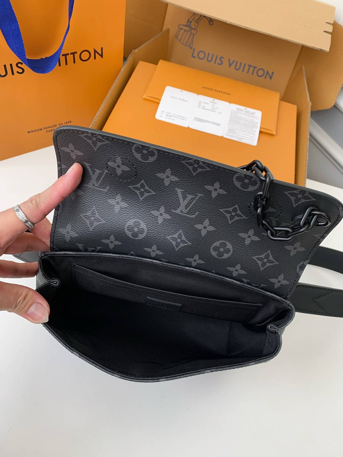 L*V's new Sac Plat Horizontal Zippé men's black flower briefcase M45165 Size: 31*39*8.5cm