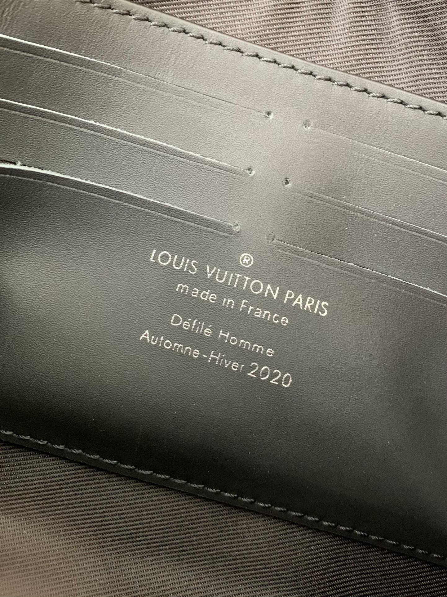 L*V's new Sac Plat Horizontal Zippé men's black flower briefcase M80224 Size: 22.5*14*5cm