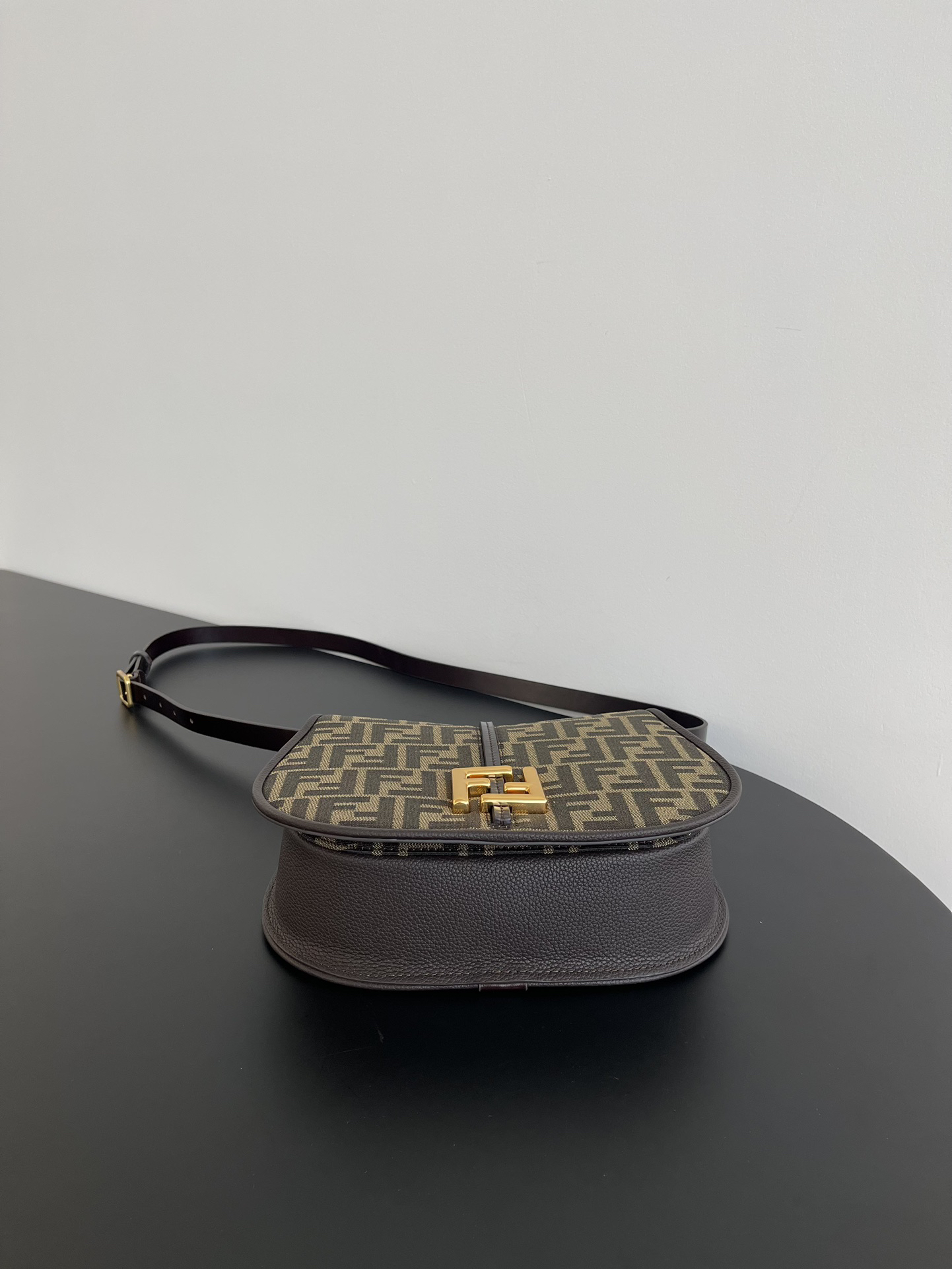 Fendi medium old flower retro classic bag saddle bag saddle bag size: 25x7x20