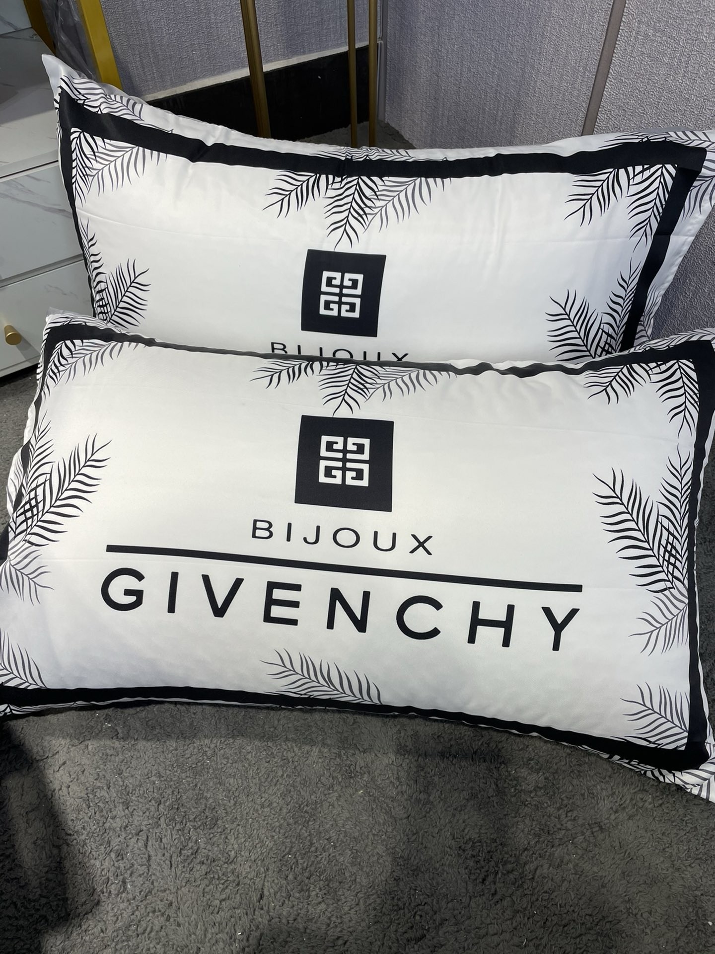 Bedding-GIVENCHY four-piec e set
