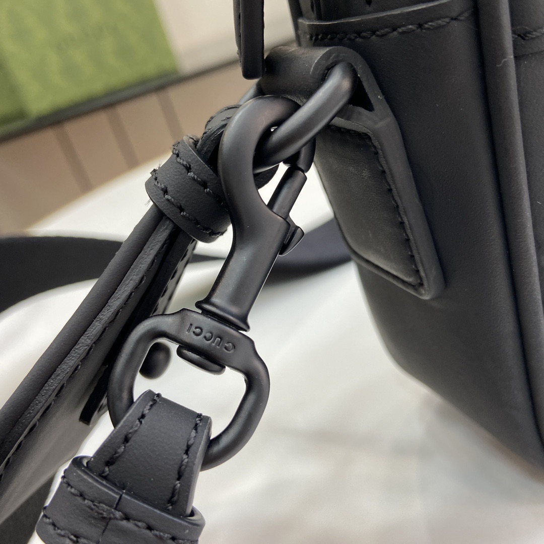 Gucci Crossbody Bags A range of men's bags in black rubber effect leather Model: 771293. Dimensions: 17* 24* 5cm