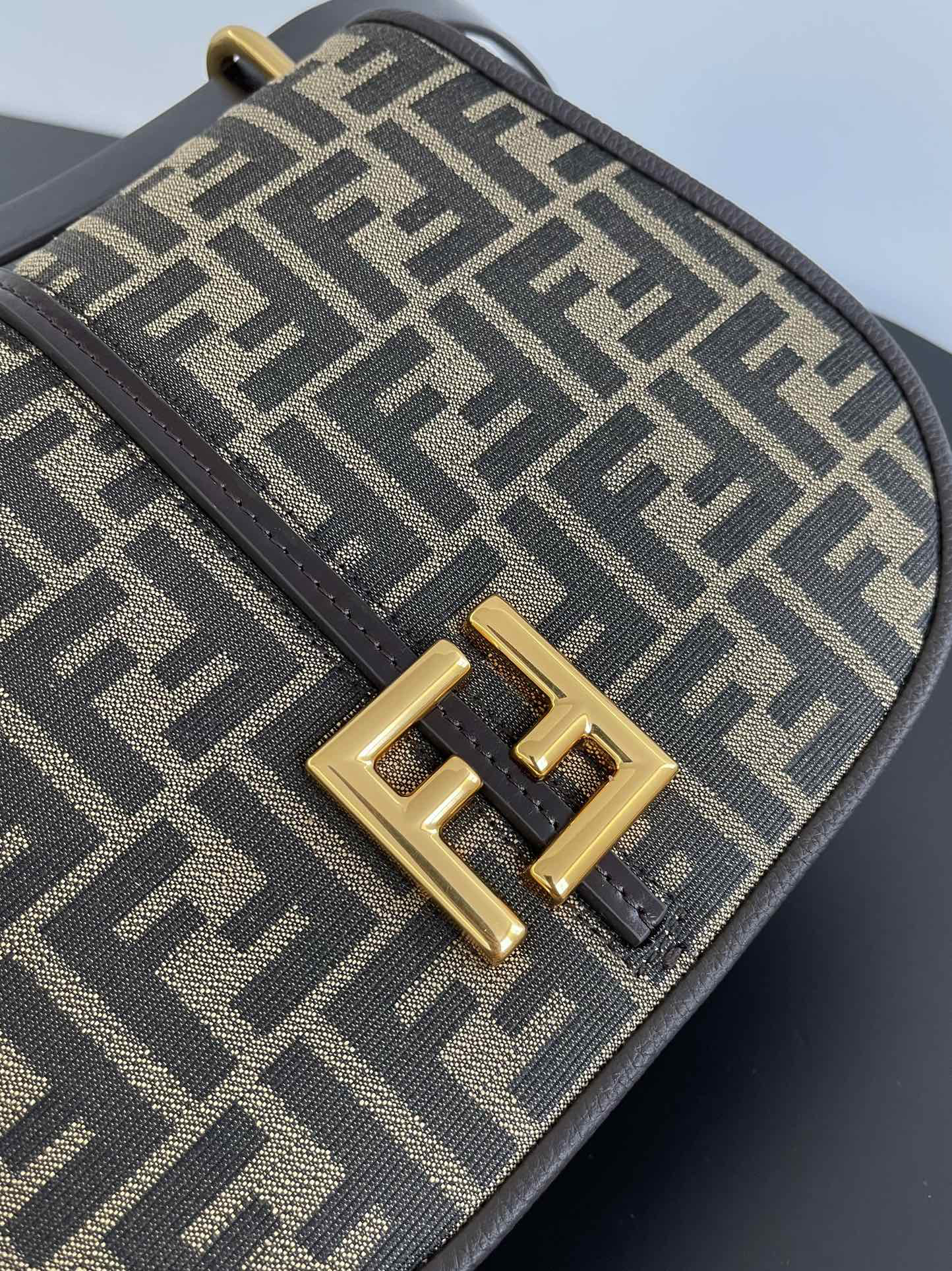 Fendi medium old flower retro classic bag saddle bag saddle bag size: 25x7x20