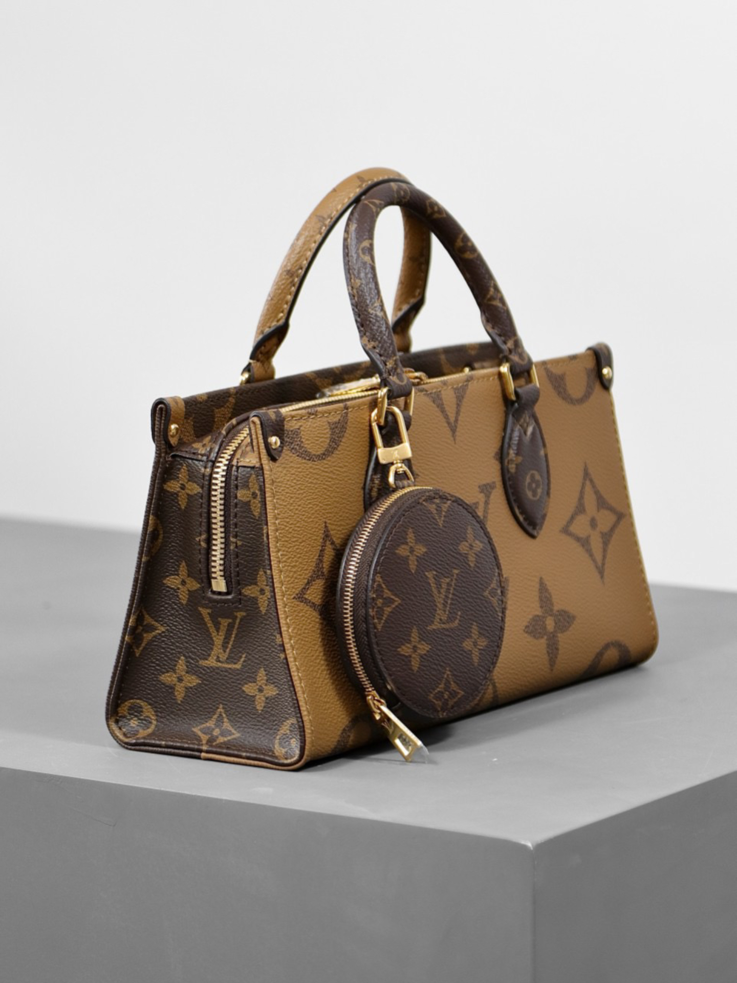 L*V's Seasonal New ONTHEGO Horizontal Handbag M46653 Top Quality Size: 25 * 13 * 10cm