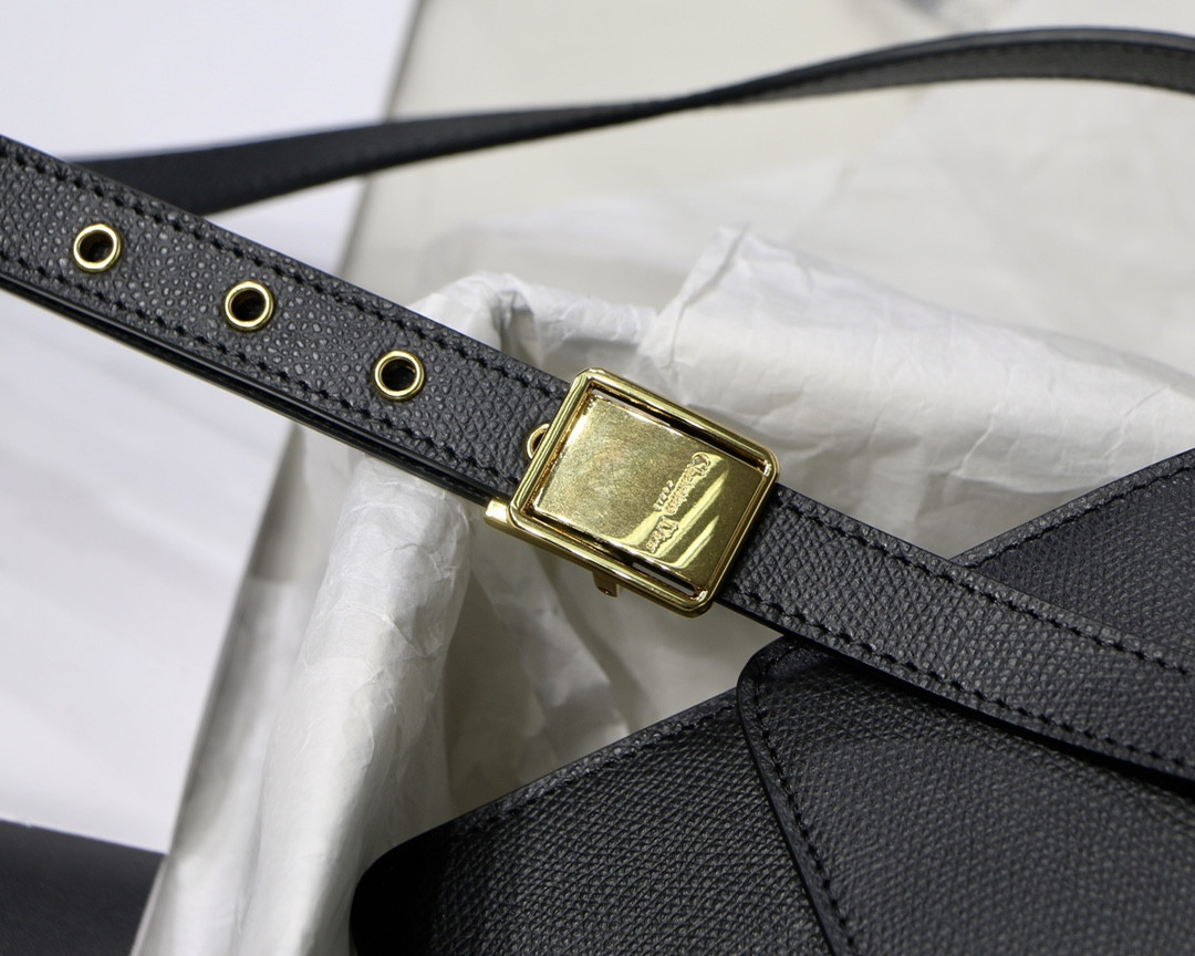 30 Montaigne Bag