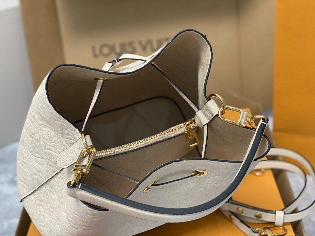 Louis Vuitton Néonoé Bag