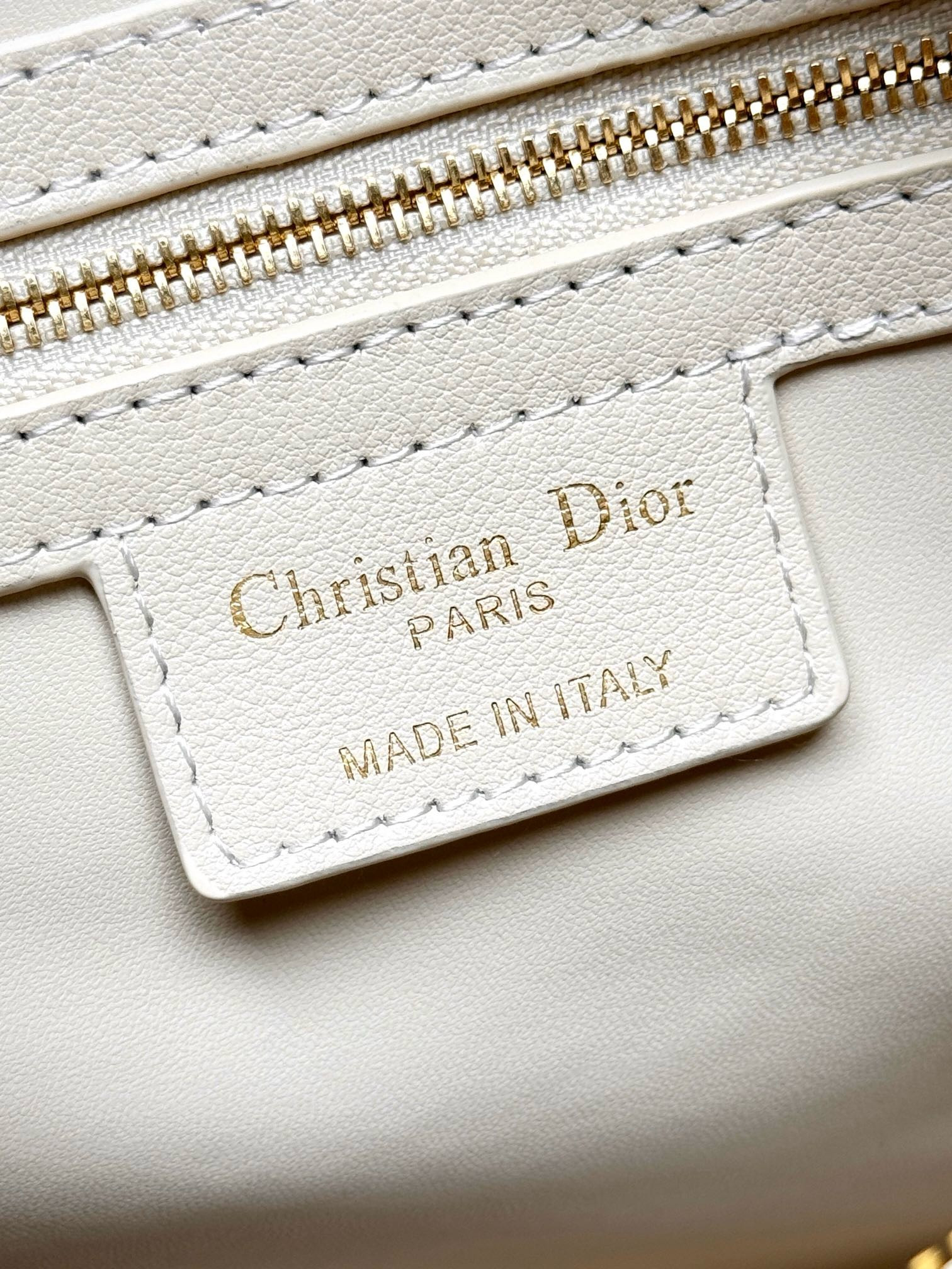 Dior Groove 25