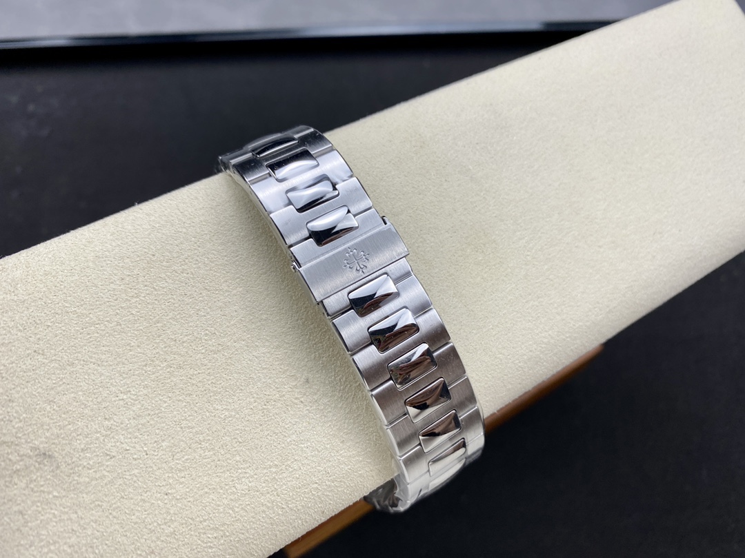 Replica Patek Philippe Nautilus 5711 1A Blue Dial 40mm Mens Watch