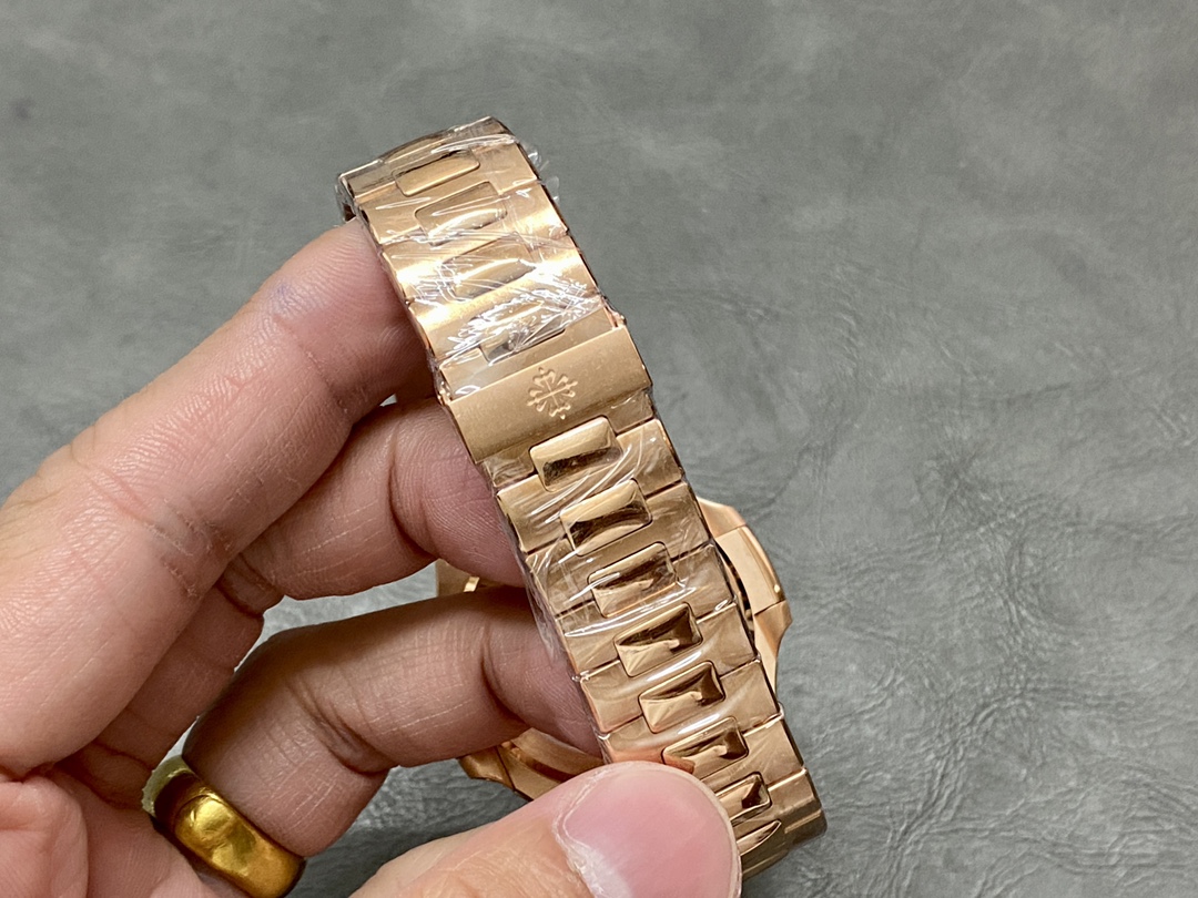 Patek Philippe Nautilus 5711 1R 001 40MM Replica Watch