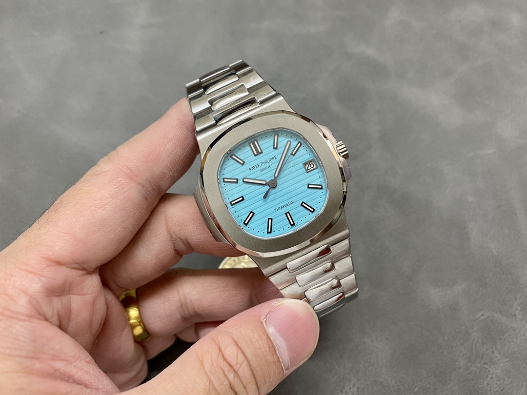 Replica Patek Philippe Nautilus 5711 1A 018 Green Dial 40mm Mens Watch