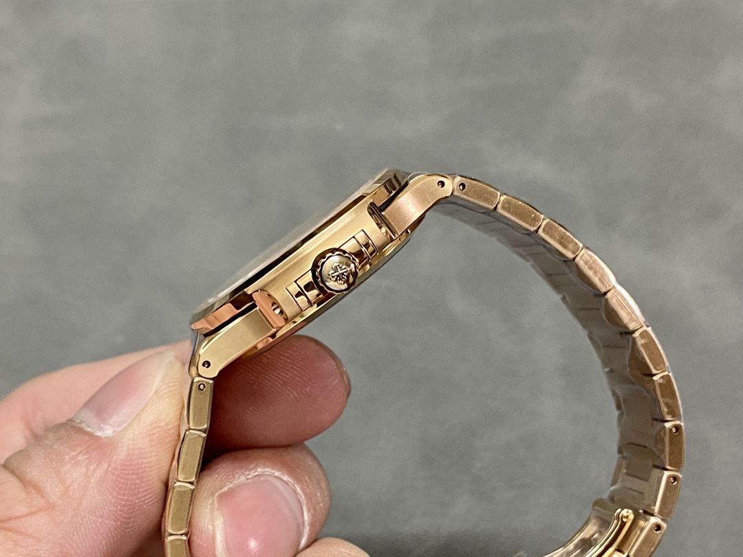 Replica Patek Philippe Nautilus 7118 1R 010 40mm Mens Watch