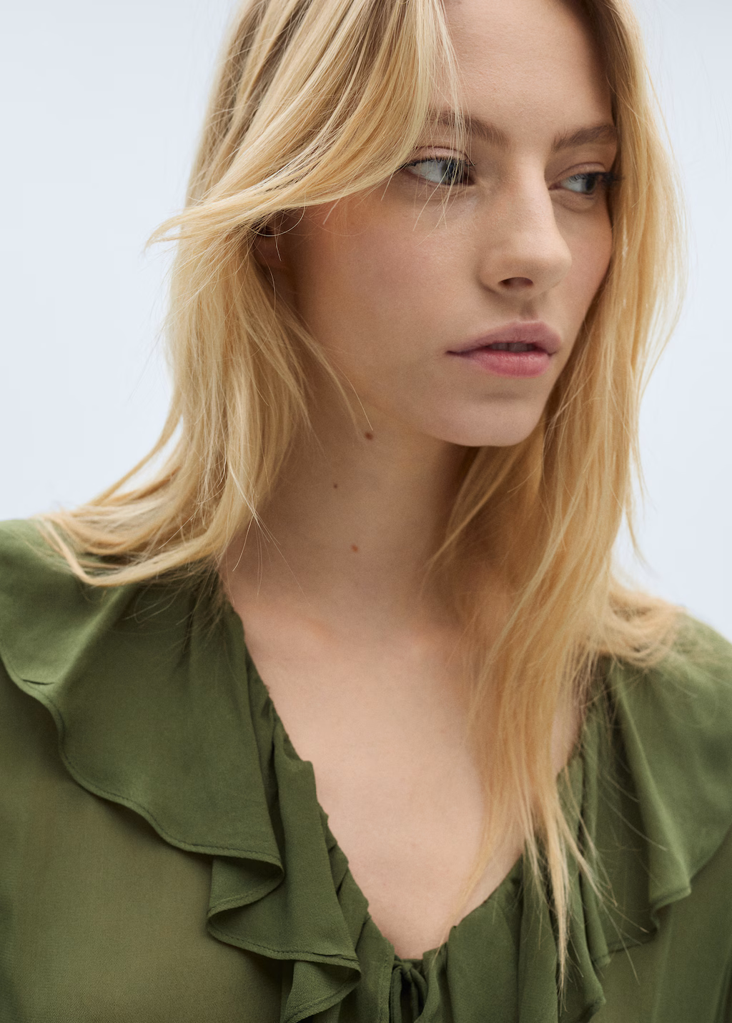 Ruffled blouse with bow closure - Ecru