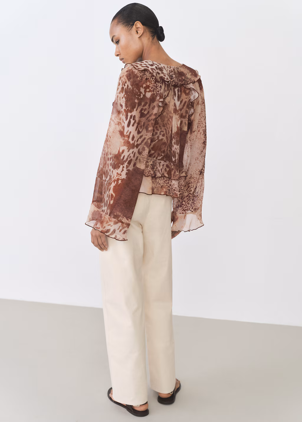 Printed blouse with ruffles and bow detail - Brown