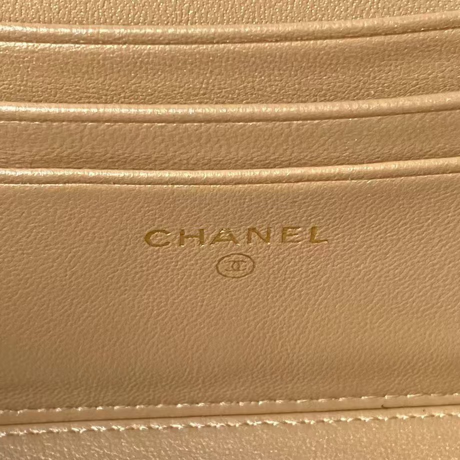 Replicate Chanel AP3940 Lambskin Cosmetic Bag Shiny Lambskin Enamel   Gold Metal White(1:1 replica)