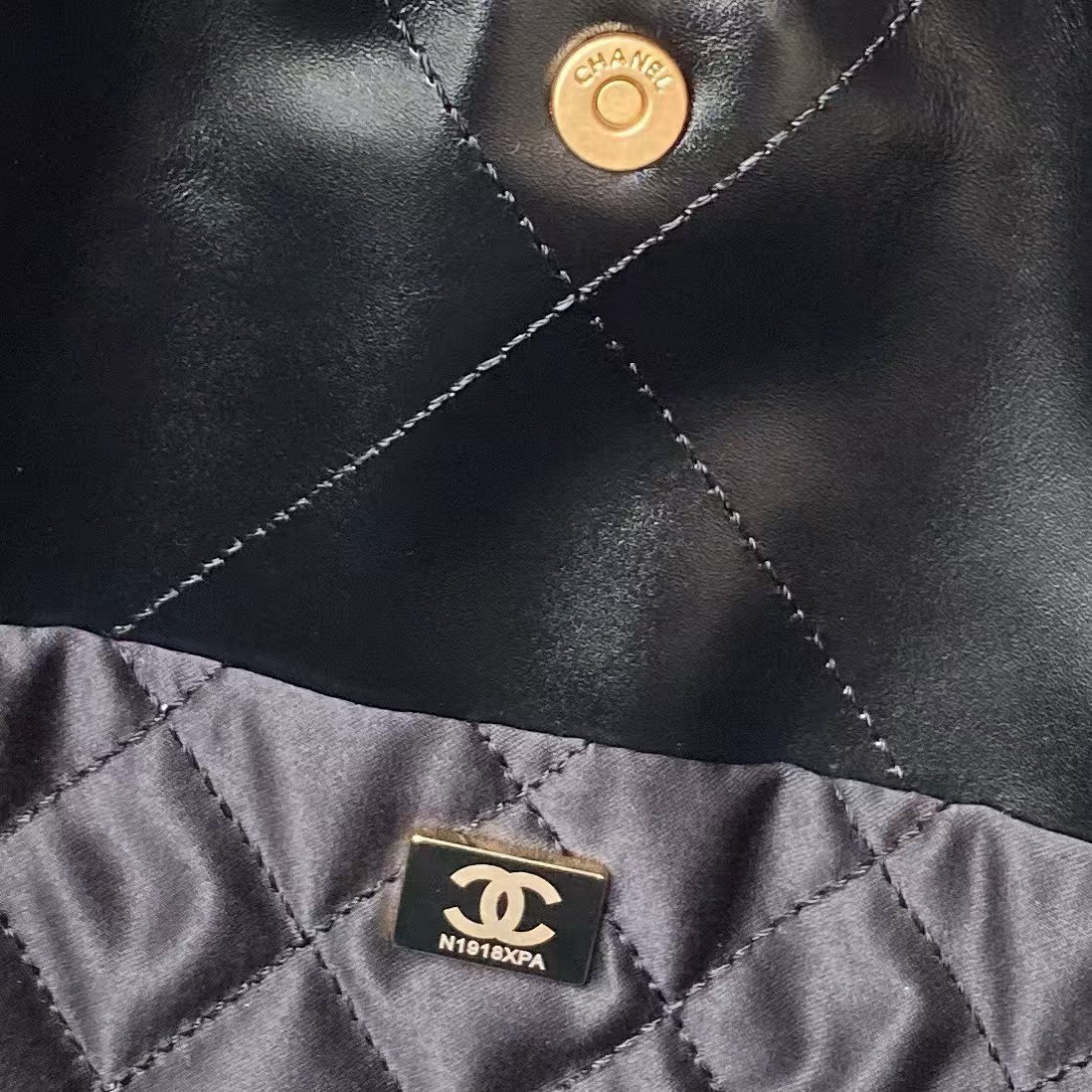 Replicate Chanel 22 Hobo Bag 24C AS4486 Gold Metallic Black Shiny Calfskin New Edition Horizontal(1:1 replica)